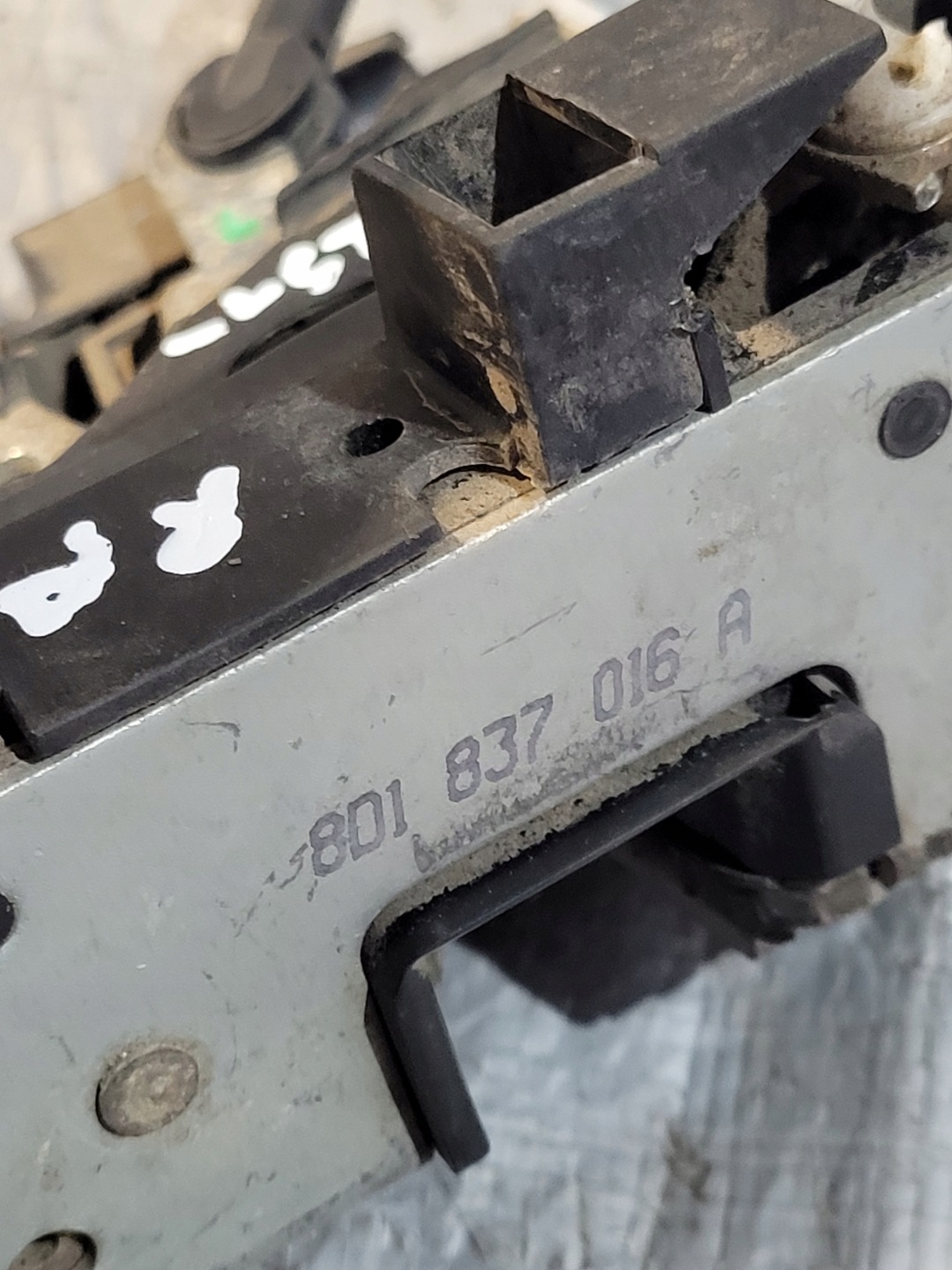 lock door right front OE 8D1837016A AUDI A4 B5 1.8B 96r.