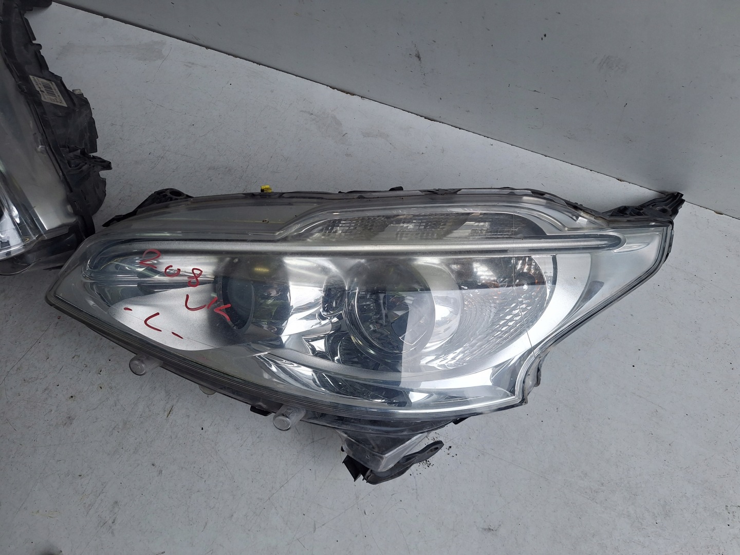 PEUGEOT 208 12-15 light left UK