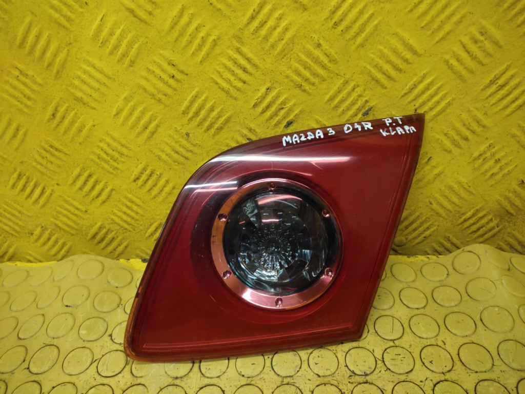 MAZDA 3 light right rear part to the bonnet