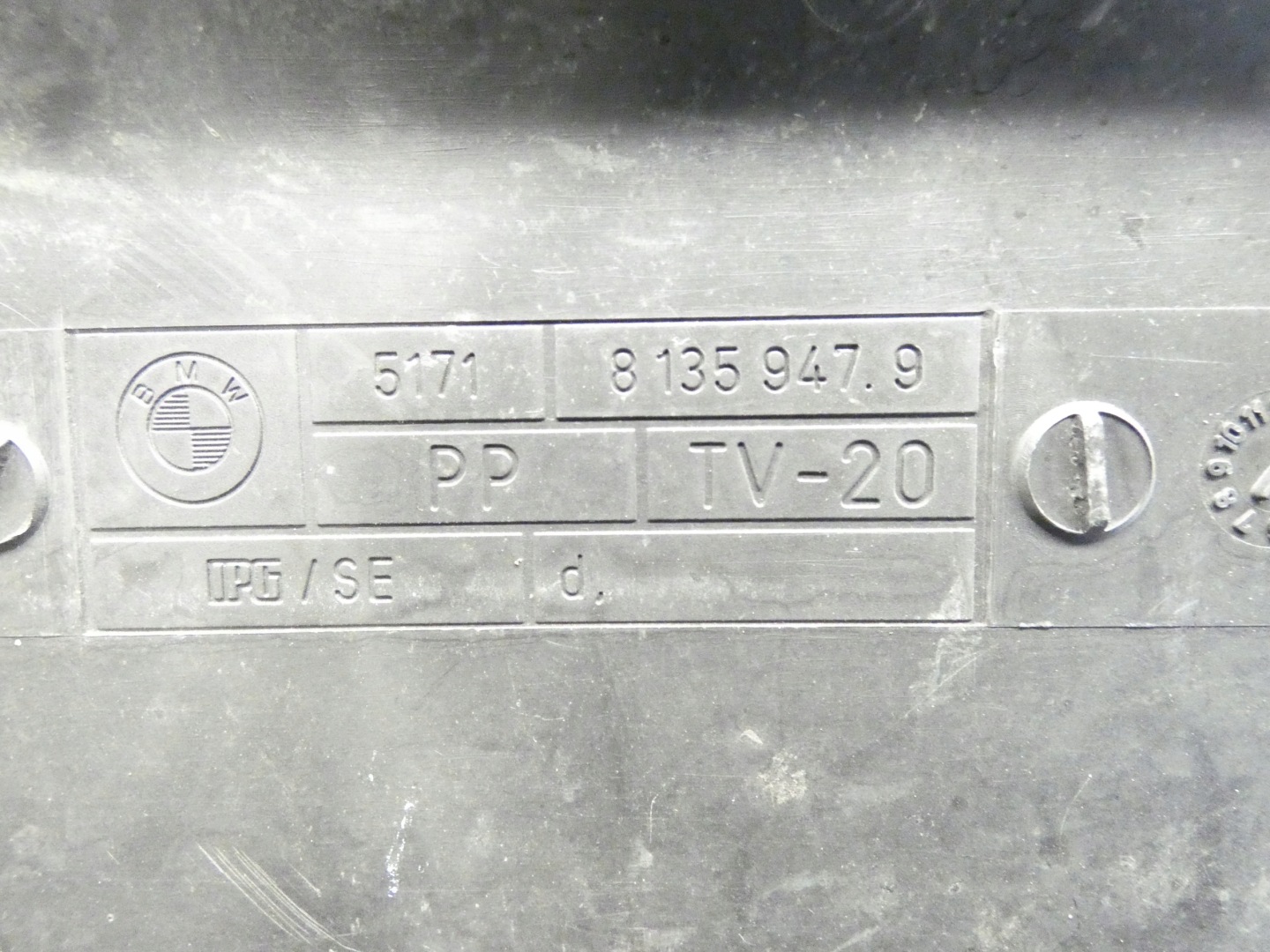 kryt chladiče stěny předního BMW E36 81359479