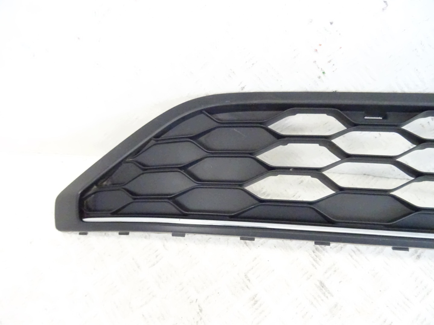 grid of a bumper front front VOLKSWAGEN TAIGO 2G7853677
