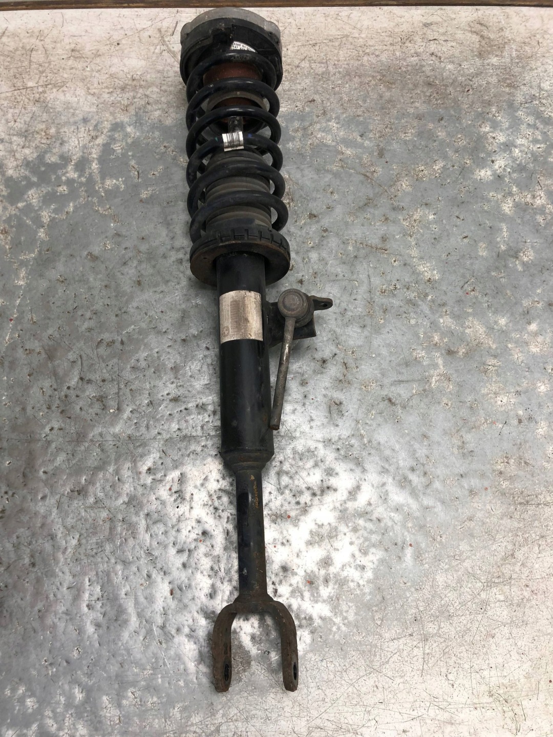 shock absorber left front BMW F10 LCI 6863661