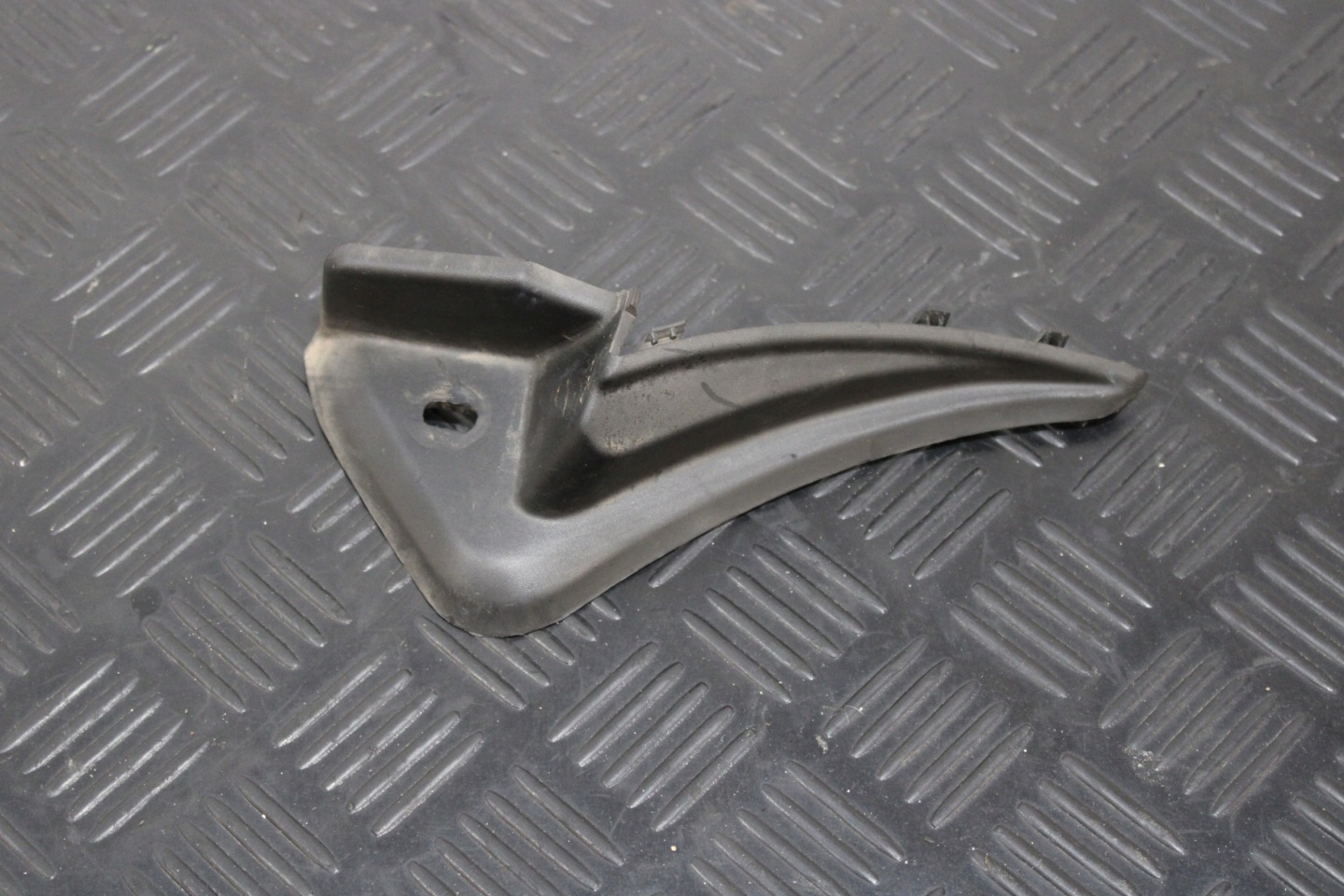 cover spoiler under the window right 115237A2 RENAULT CAPTUR II 2