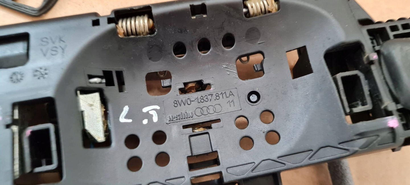 A4 B9 8W LIFT handle door left left rear part below KESSY LY9T A5 8W