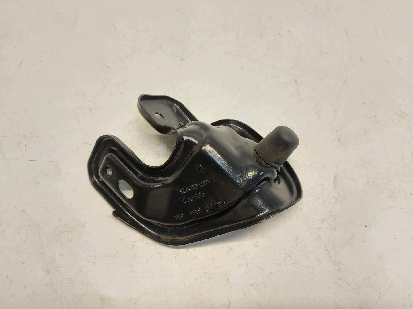 Skoda Elroq 5LJ iV85 , SUV 5D console tip bonnets left 5LA806929