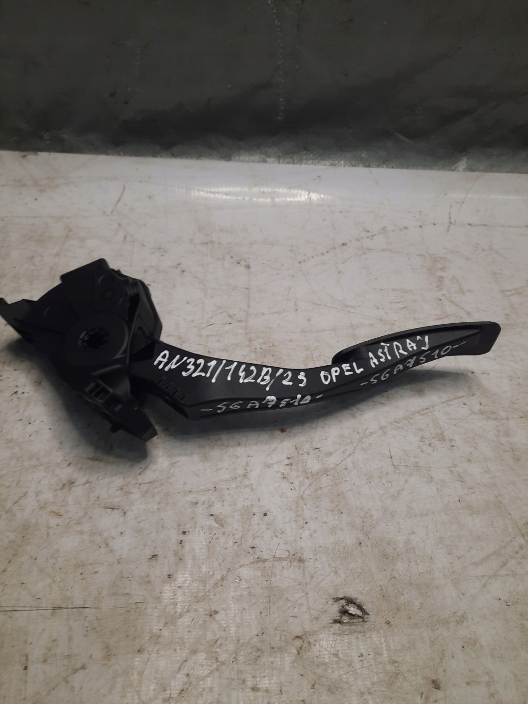 OPEL-CZESCI Astra J IV accelerator pedal 13252704 EC 1.7