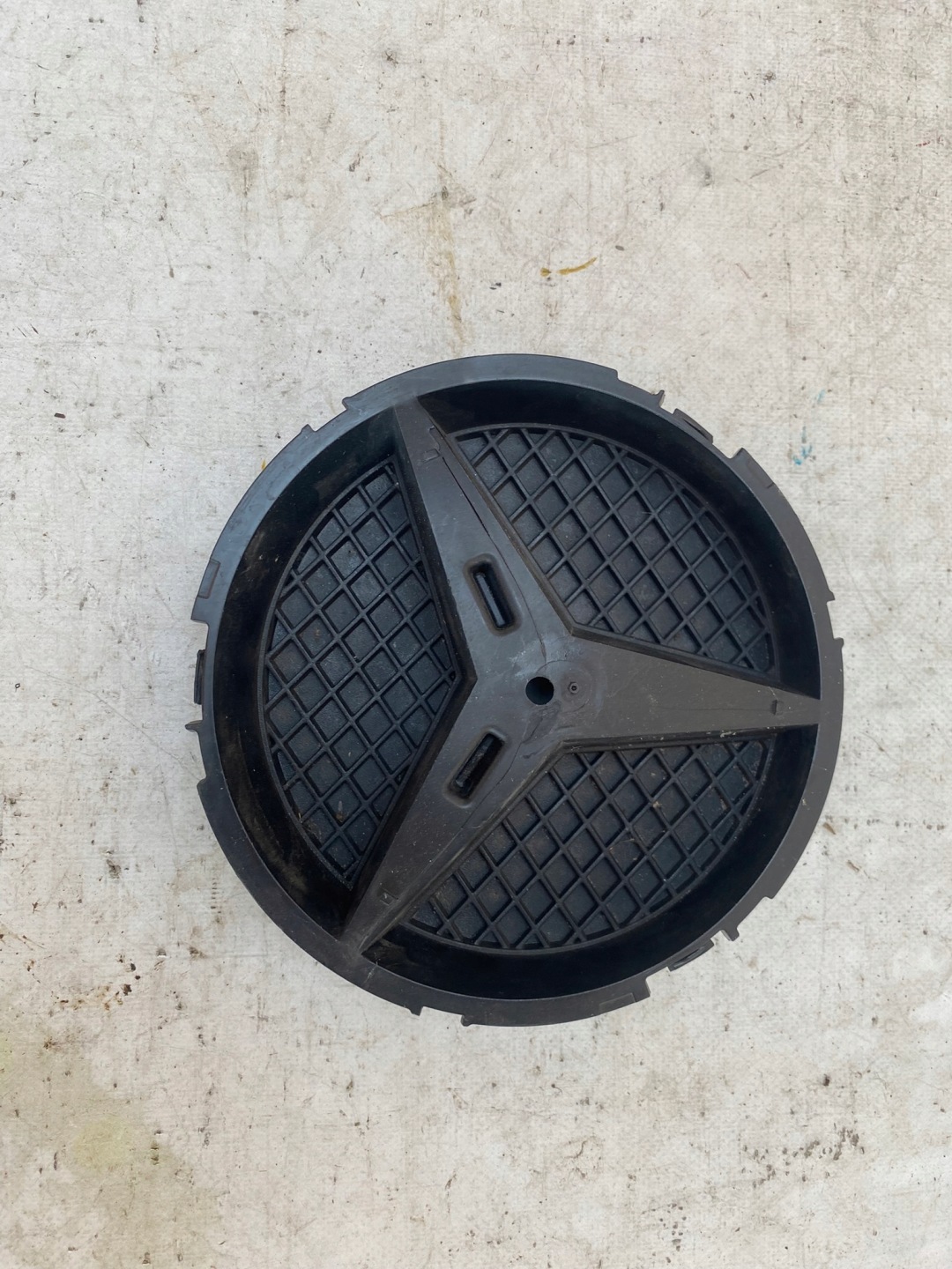 MERCEDES holder EMBLEMATU ZNACZKA front A0008880060