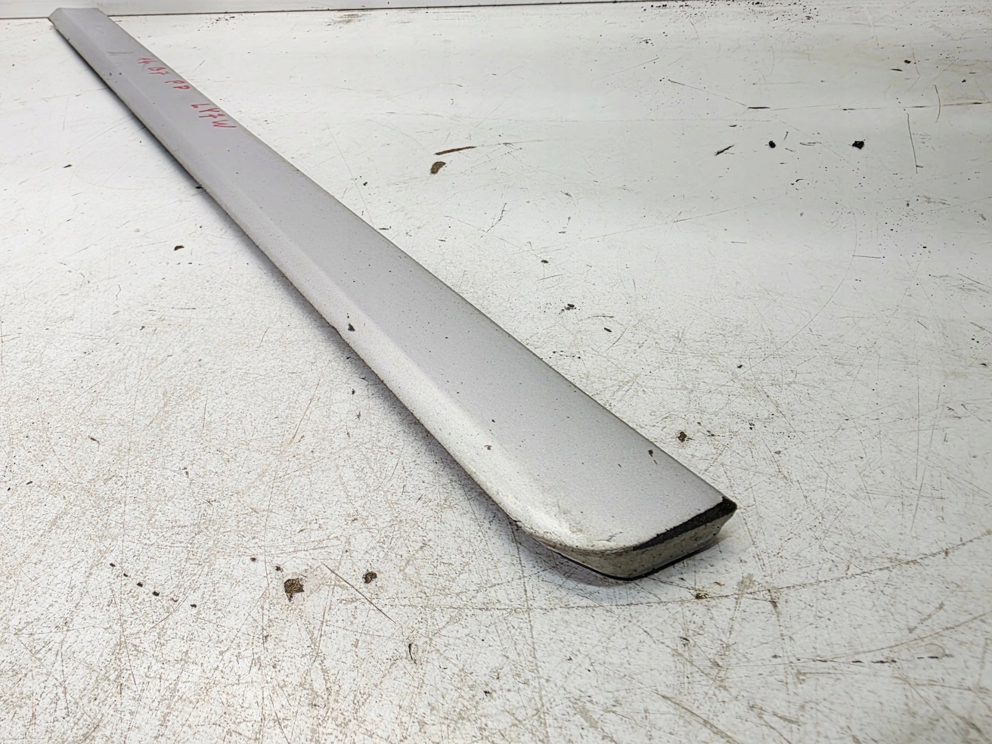 moulding lower door right front AUDI A4 B7 LY7W