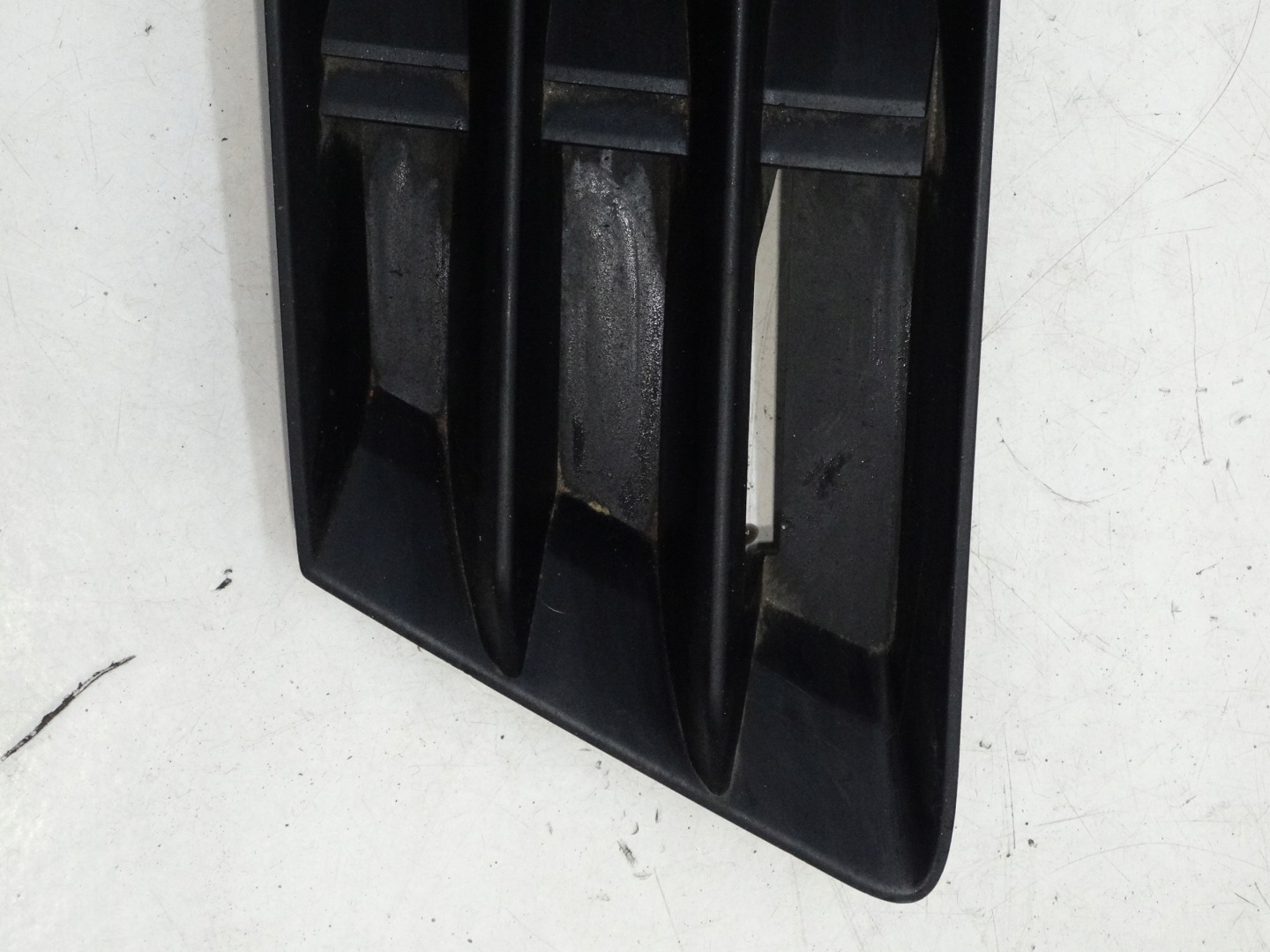 grid of a bumper left front AUDI A4 B9 8W0807681B 15-24r.