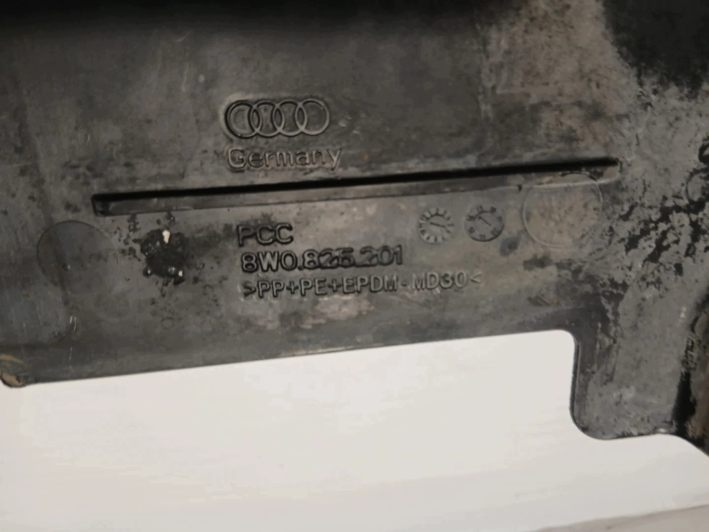 AUDI A4 B9 LIFT cover chassis left 8W0825201