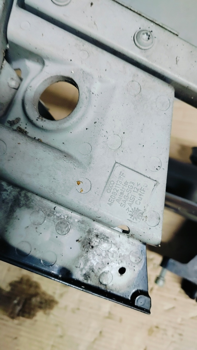 bracket console of a fender right front holder AUDI A8 D3 beam tip