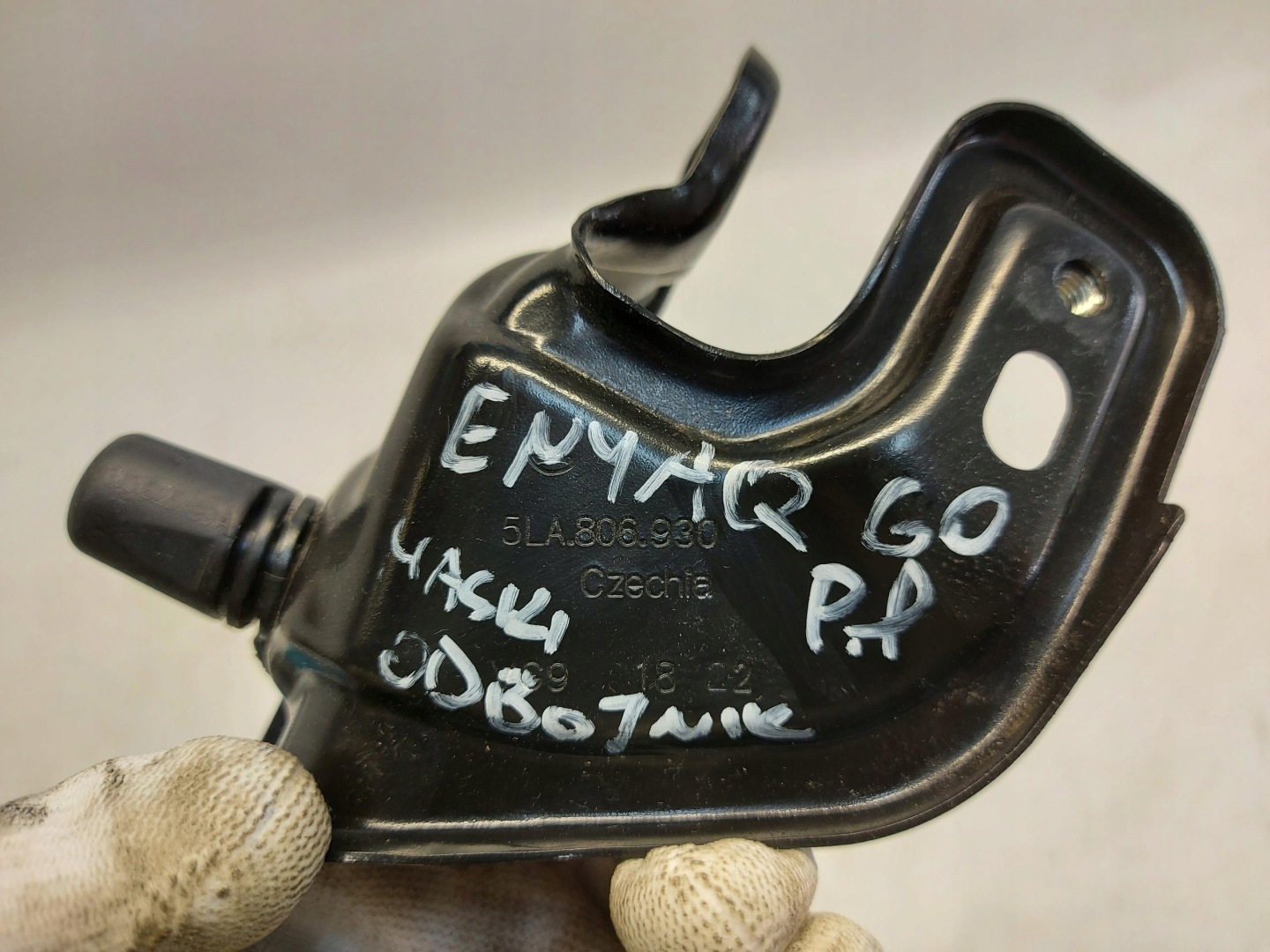 Skoda Enyaq 5LA iV60 console holder right front