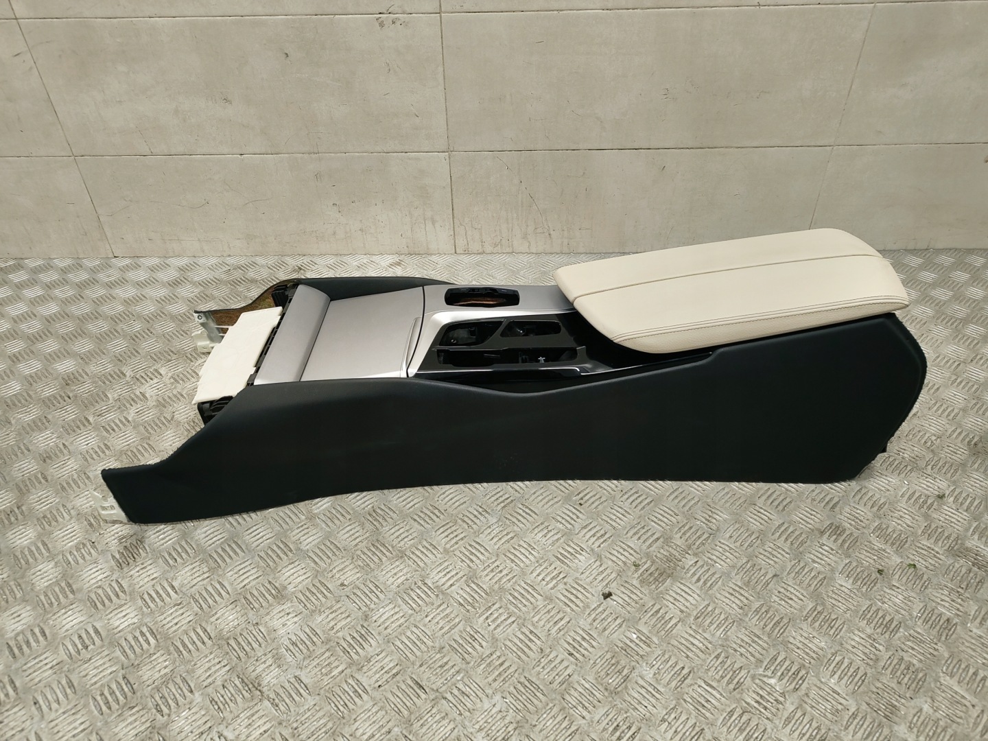 BMW 5 G30 TUNEL central armrest ELFENBEINWEISS