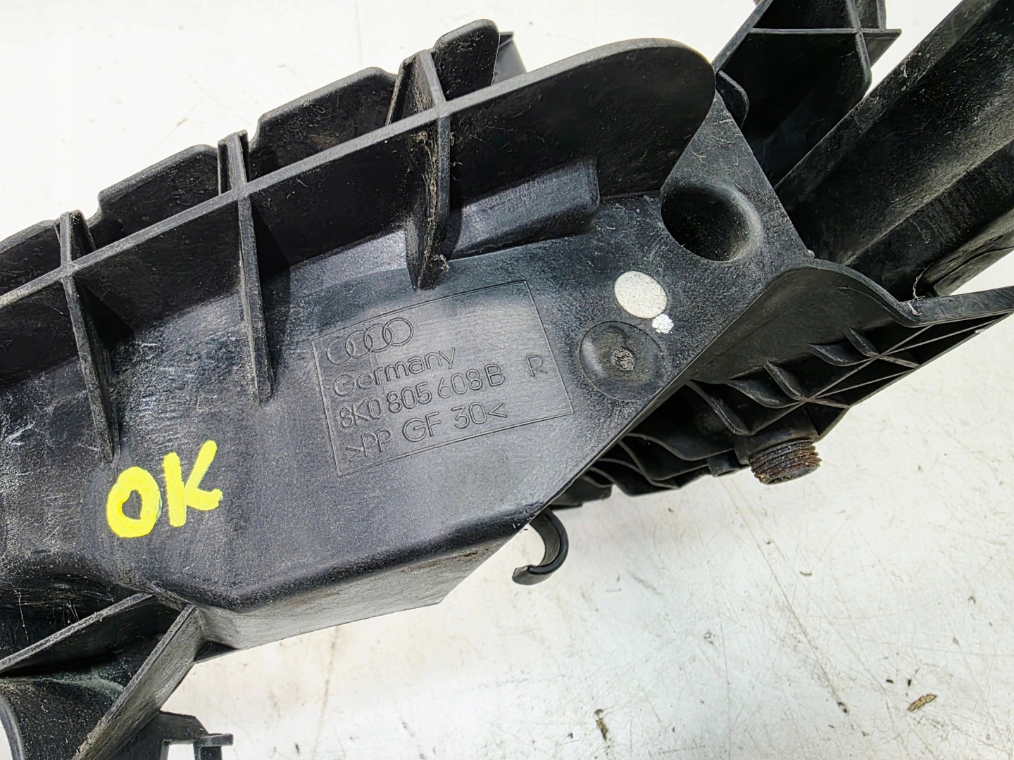 support holder REFLEKTORA right front AUDI A4 B8 LIFT 8K0805608B