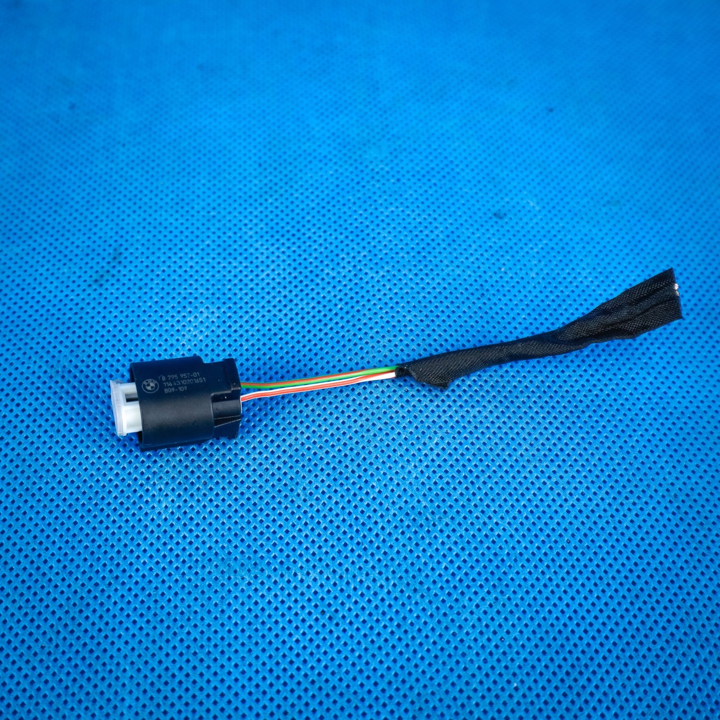 connecting spoiler kostka piny BMW 8795957