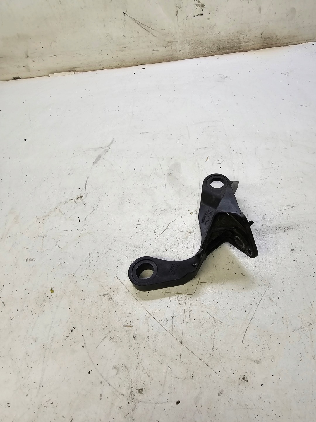 DRŽAČ SPREMNIKE VODE AUDI A6 C8 4K0121214N
