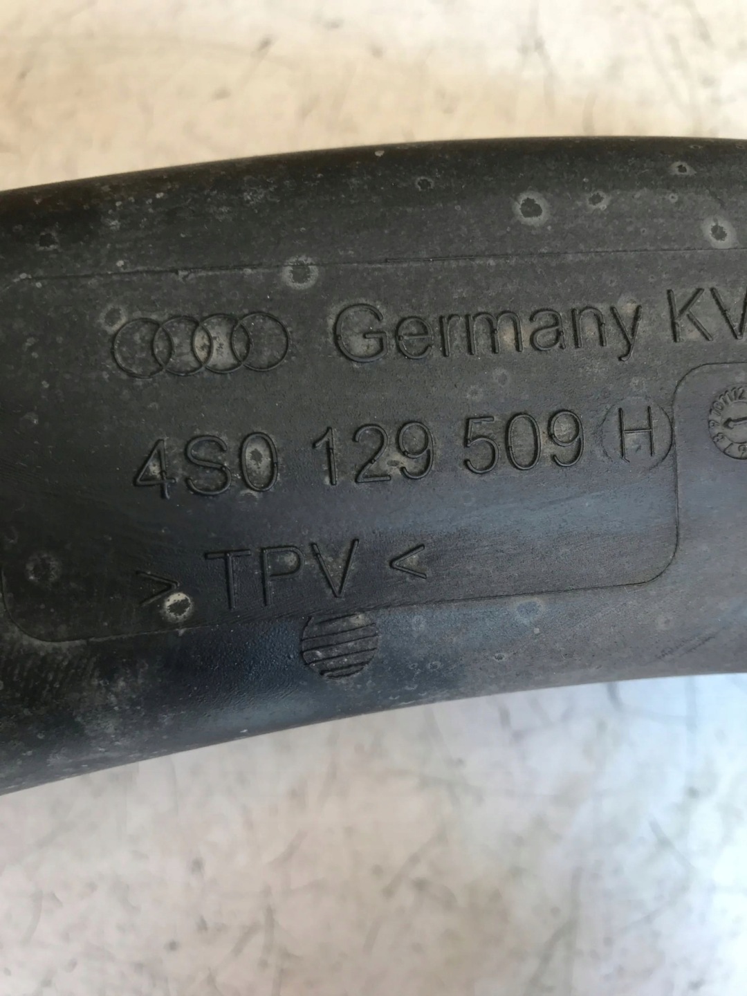 AUDI R8 plus 4S pipe air hose drain 4S0129509H