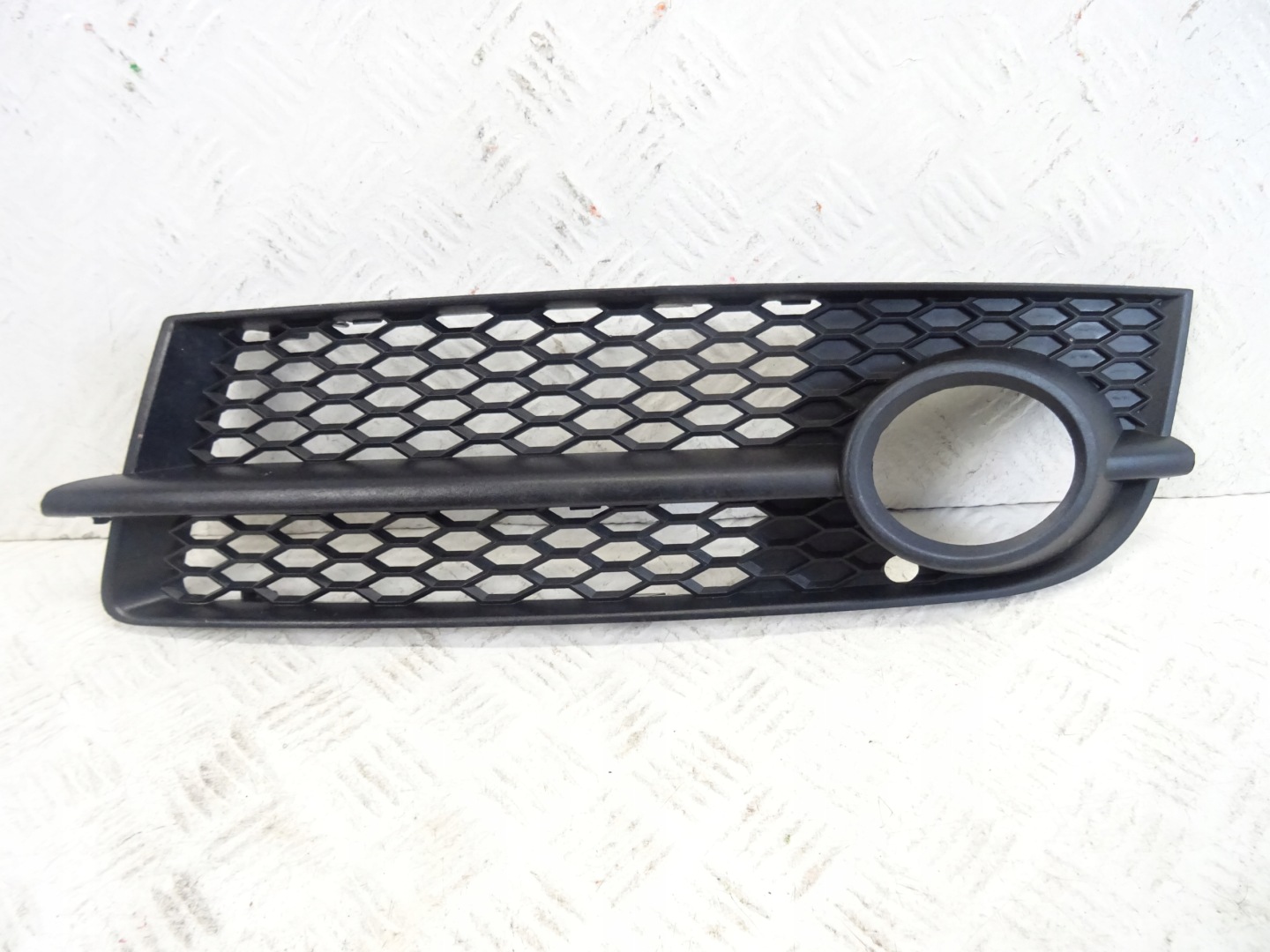 grid of a bumper front front left AUDI TT 8J0807681