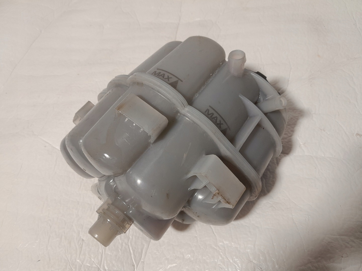 AUDI A4 B9 Réservoir eau 8W1121405E