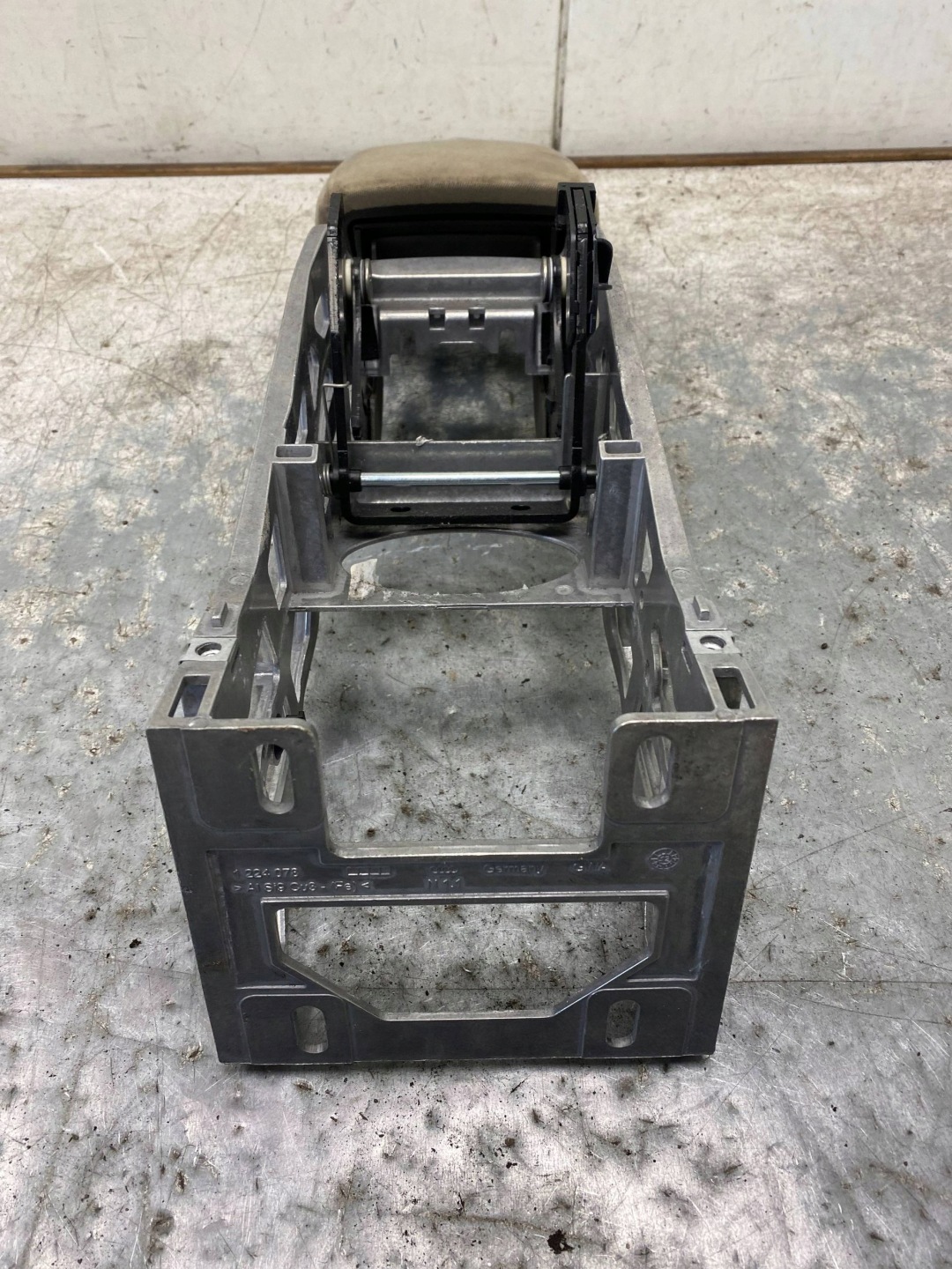 AUDI Q3 8U bracciolo TUNELU SRODKOWEGO MATERIAL 8U0864283A