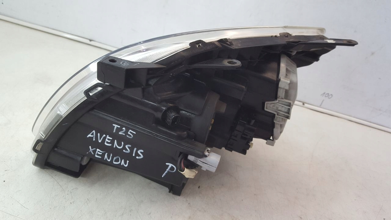 light front front right Toyota Avensis T25