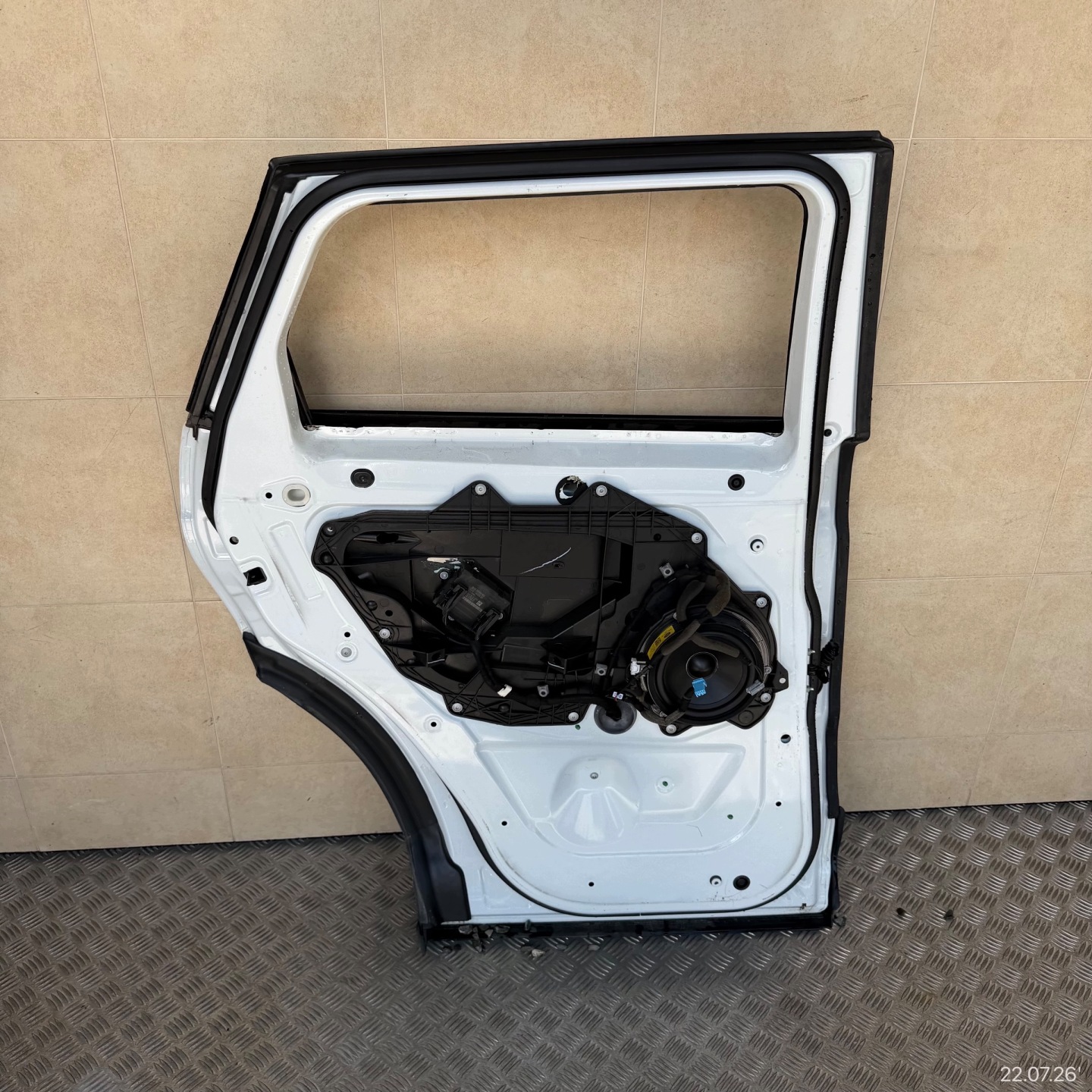 door complete rear. left LAND ROVER EVOQUE LIFT 2016 ROK does not have windows