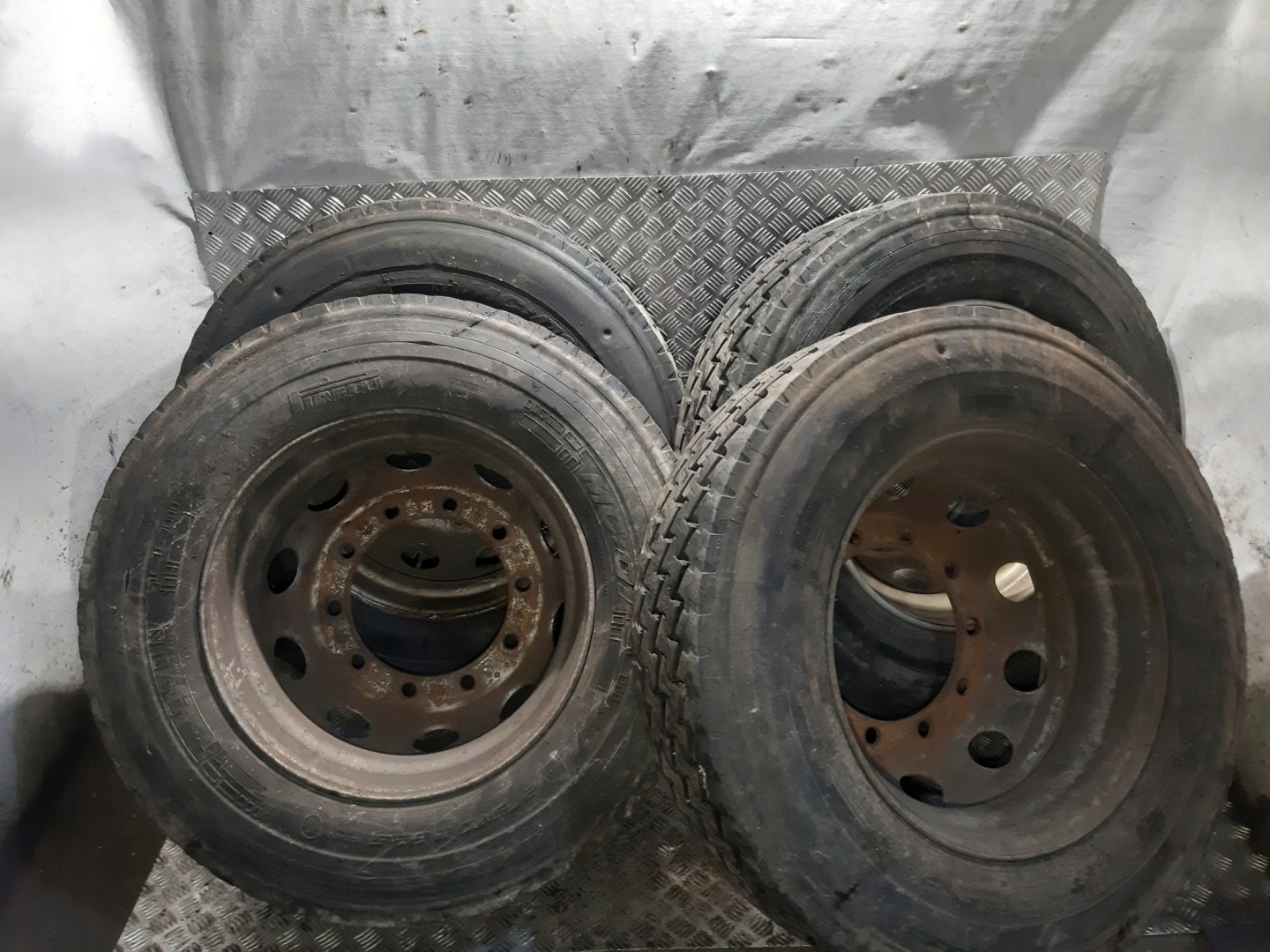 wheels discs tyres 4x RETREAD PIRELLI MC:01 275/70 R22.5