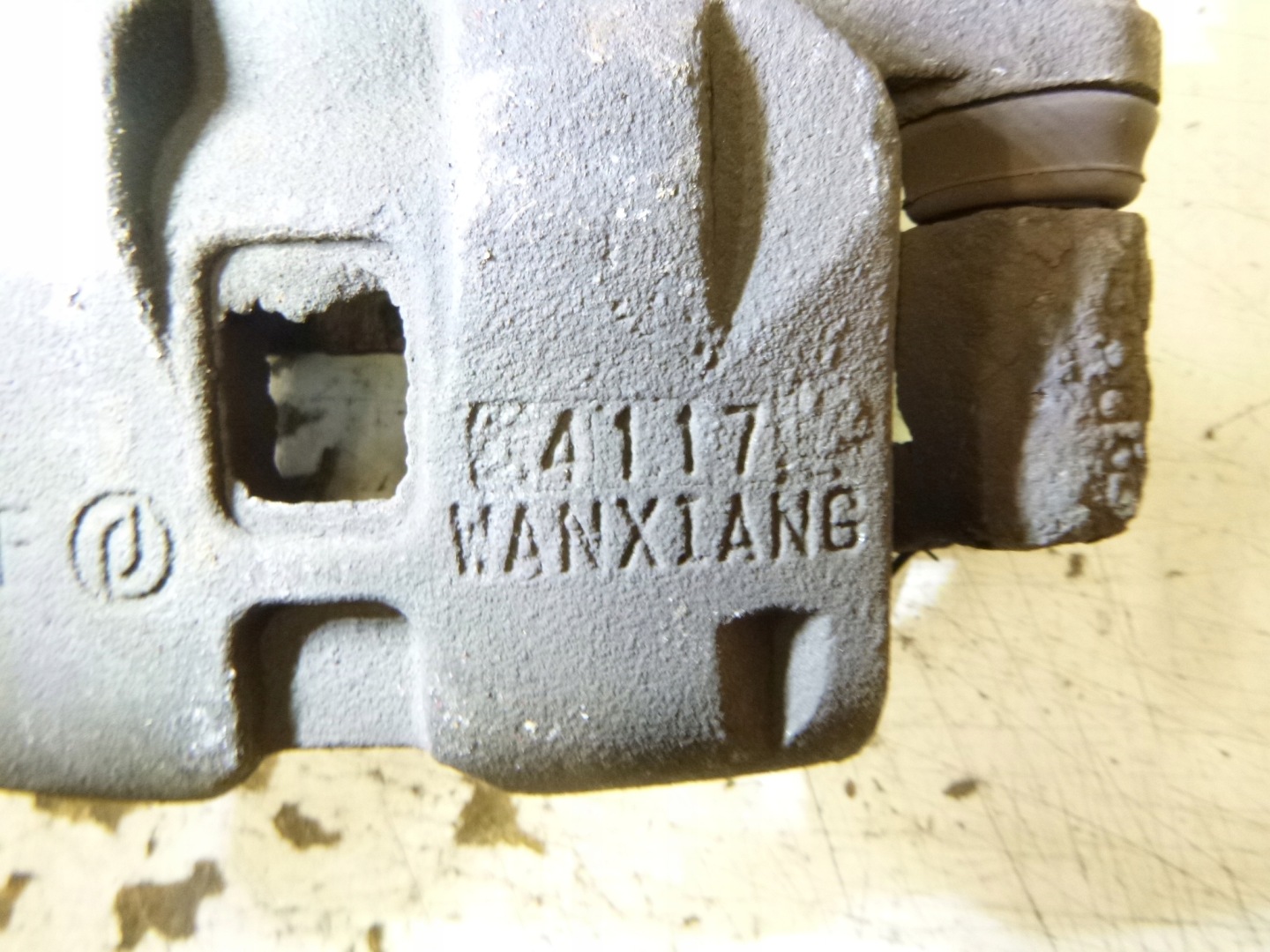 caliper brake rear part left Mazda Premacy 2002r.