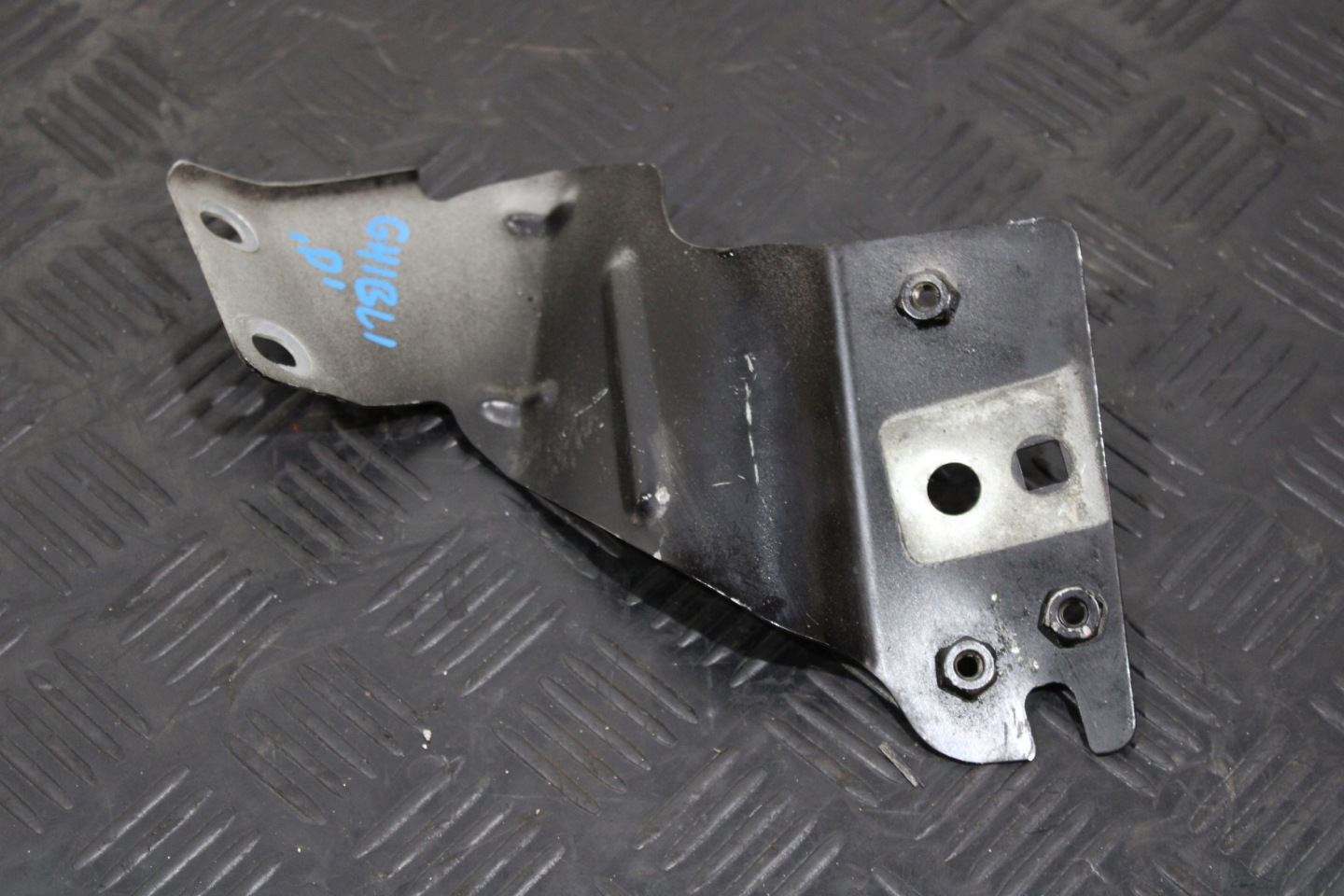 Support plaque Aile Droite Avant Console MASERATI GHIBLI M157