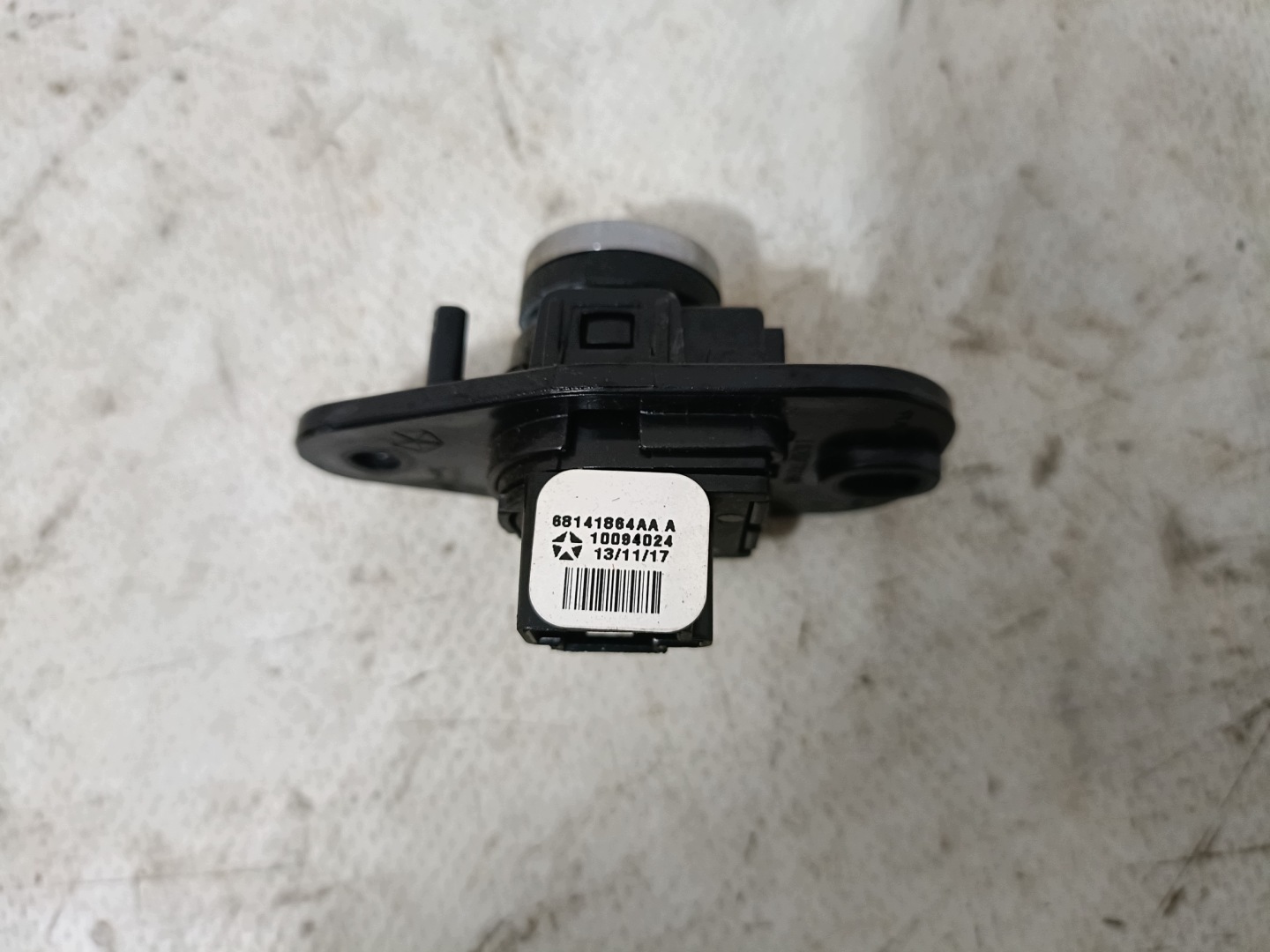 DODGE CHARGER 2019- bouton pour l'ouverture du capot coffre 68141864AA