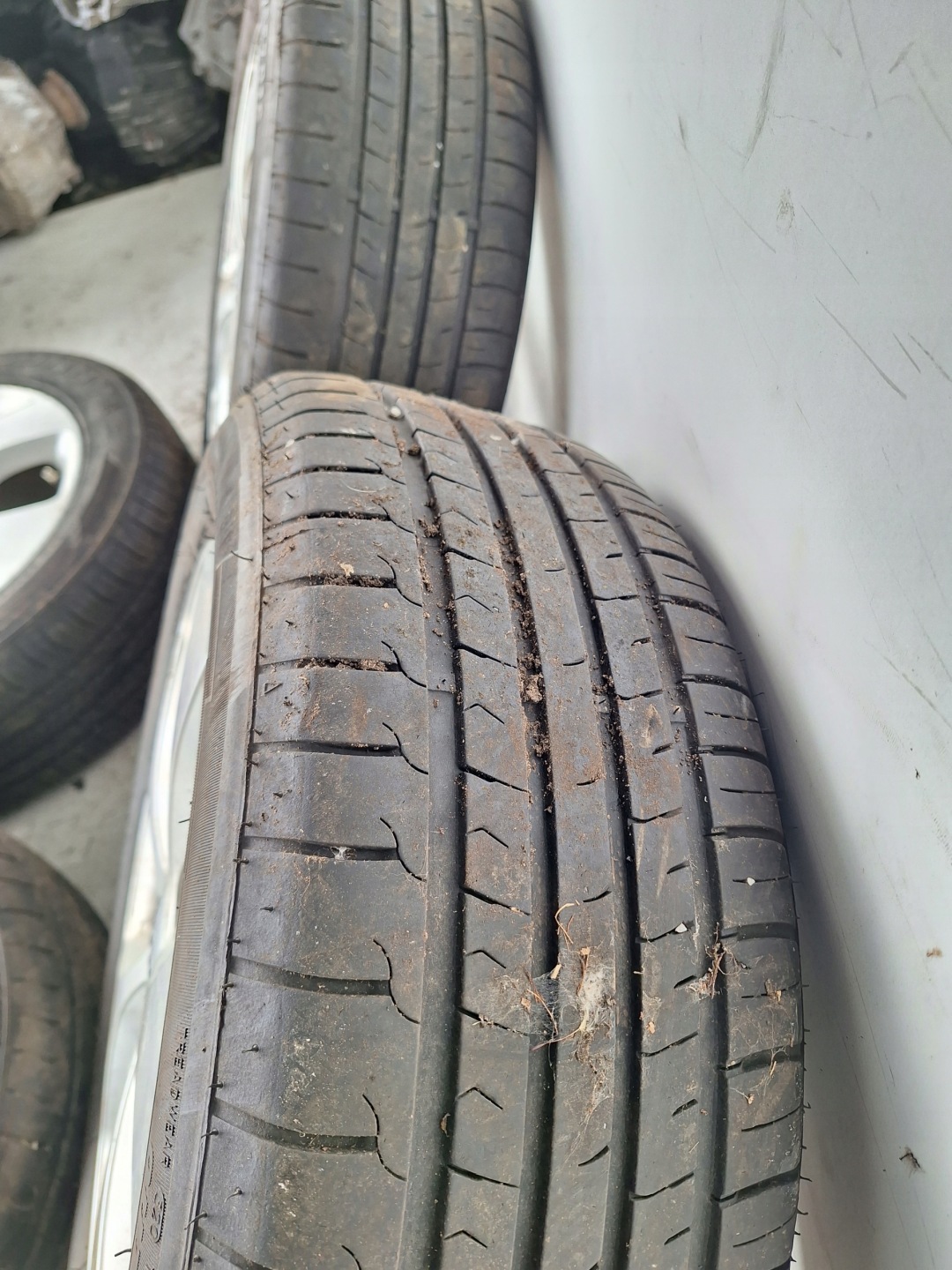KIA CARENS IV 12-19 discs + tyres 205/55 R16