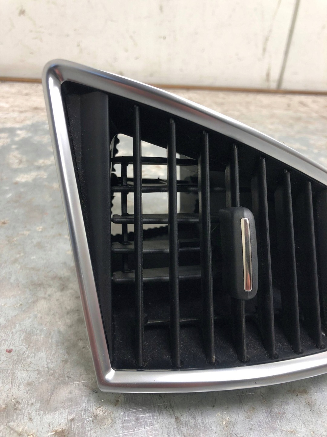 grid air conditioning devices left front AUDI Q5 LIFT 8R1820901