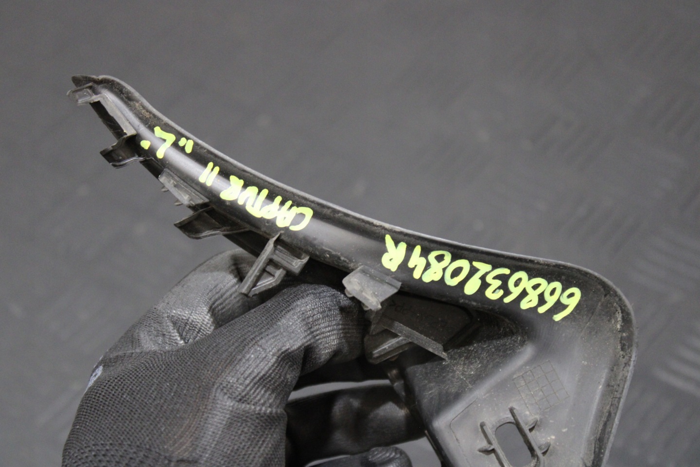 cover spoiler under the window left 668632084R RENAULT CAPTUR II 2