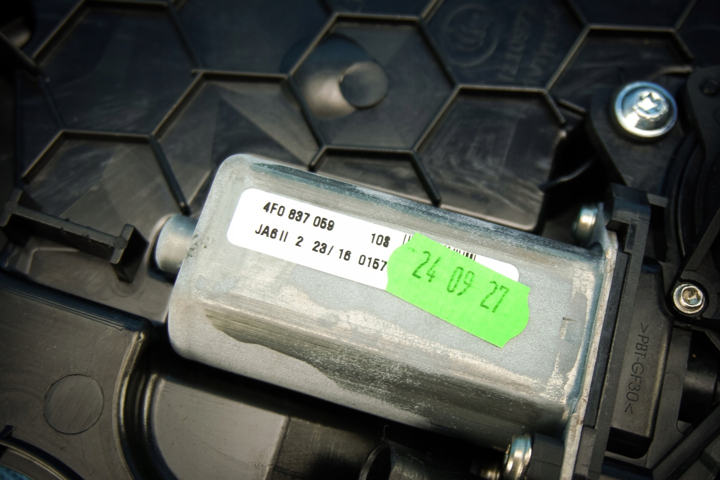 engine dociagu door Audi A6 A7 A8 S8 4H 4F0837059