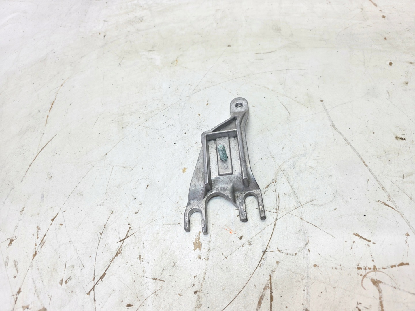 bracket holder PODLOKIETNIKA A4 B6 B7 8E0864283