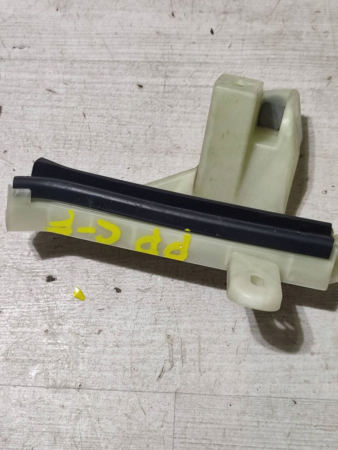 Opel Corsa F 2020 front side right Element mocujacy szybe