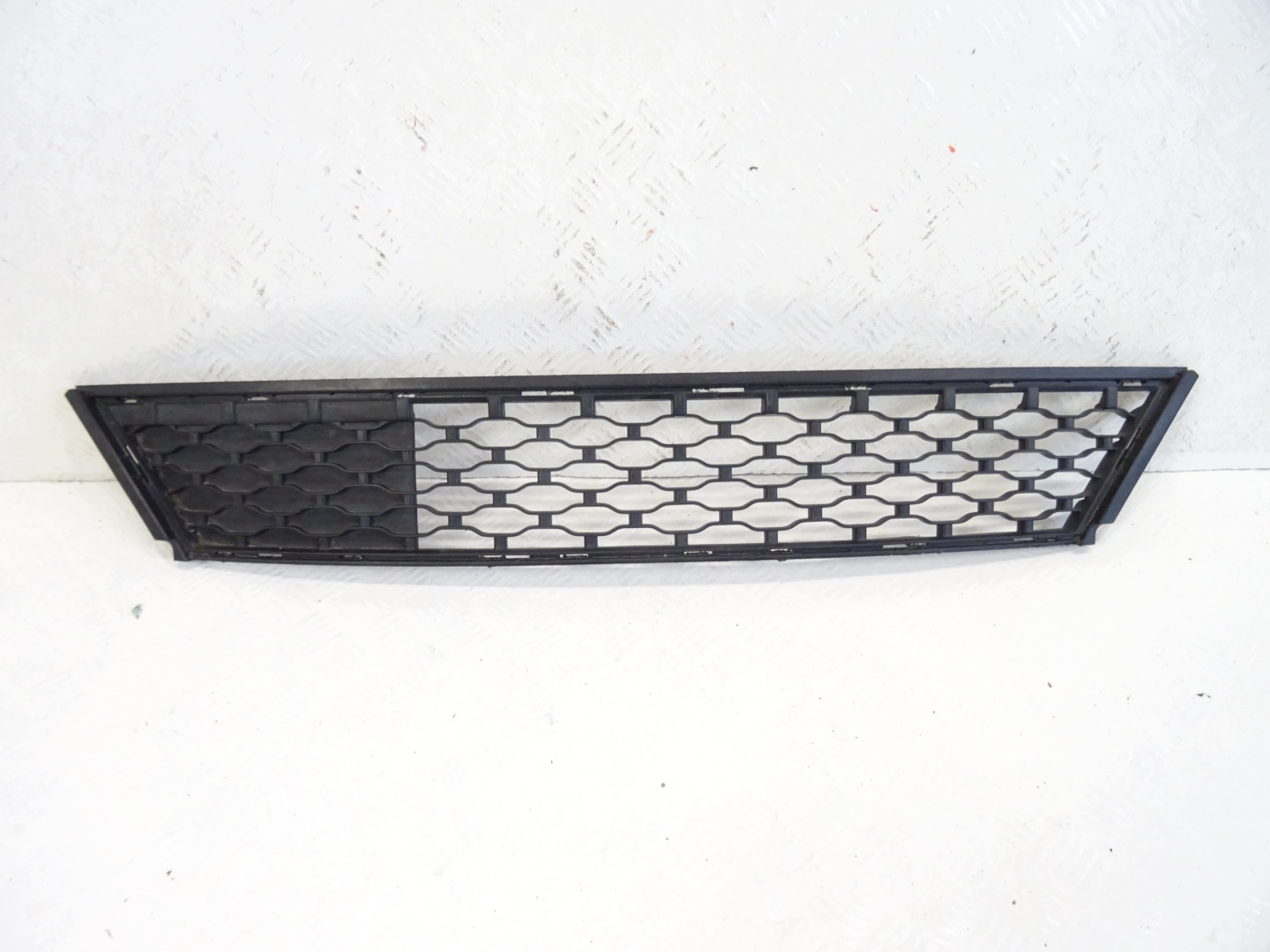 grid of a bumper front central RENAULT TWINGO II LIFT 7701067873