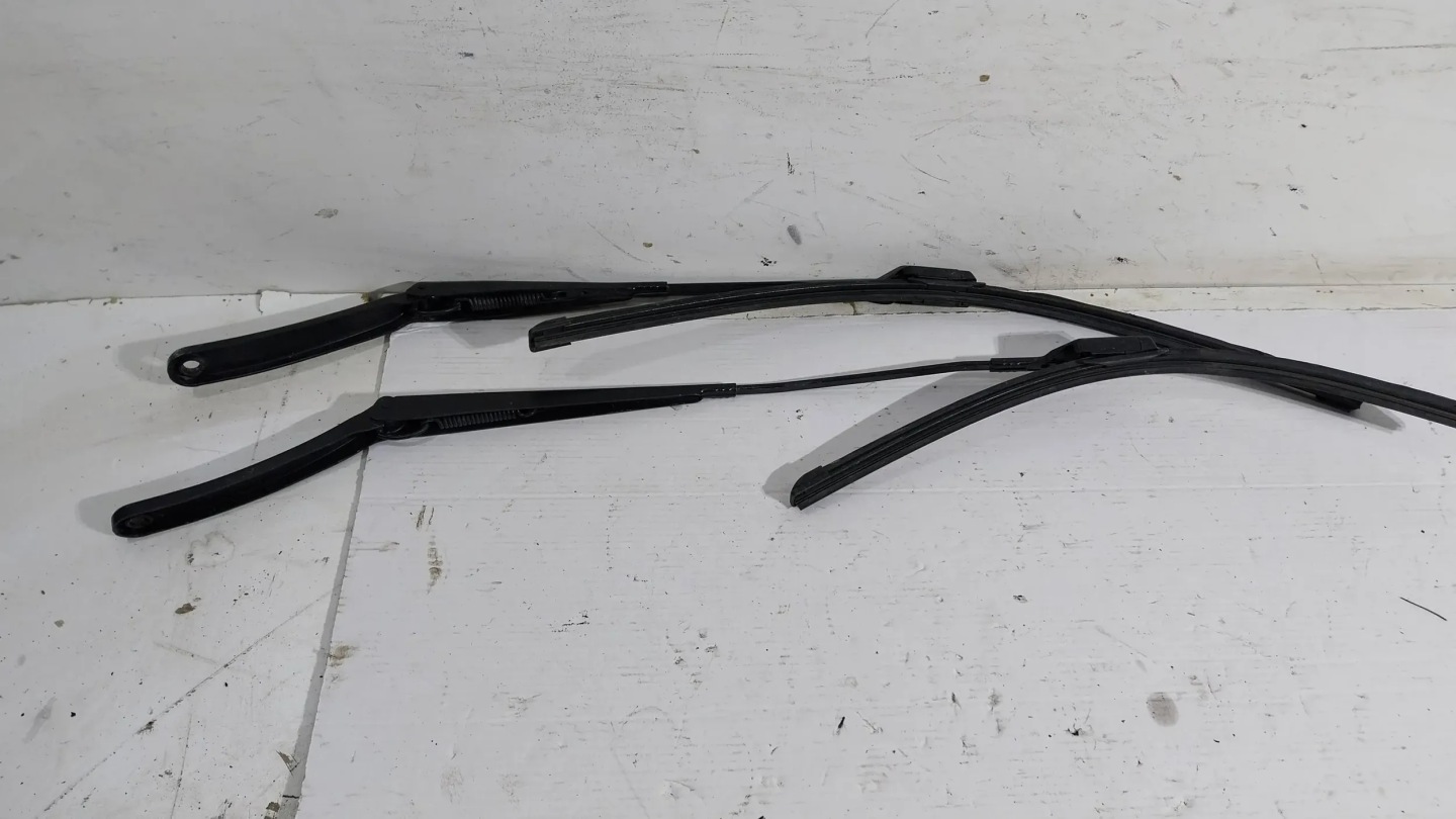 WISCHERARM KPL JX7B17527AB X7B17528AB FORD FOCUS MK4 18