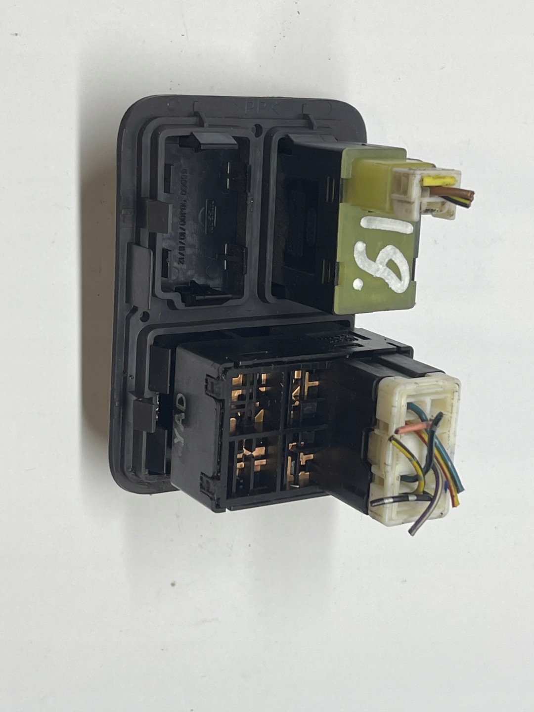 mirror control switch NISSAN ALMERA N16 68960-90J00