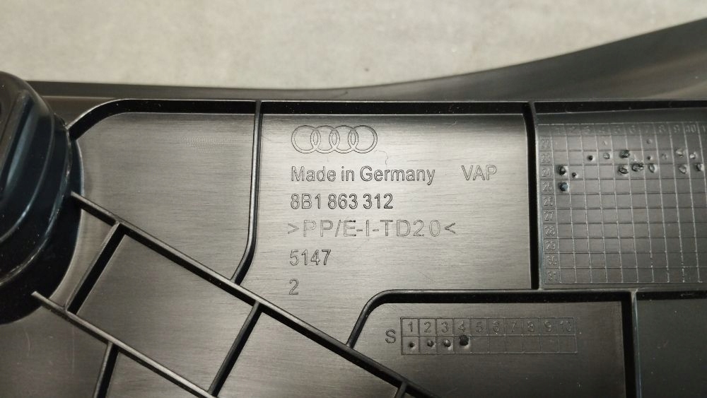 Audi A5 B10 KOMBI Blende Abdeckung TUNELU 8B1863312