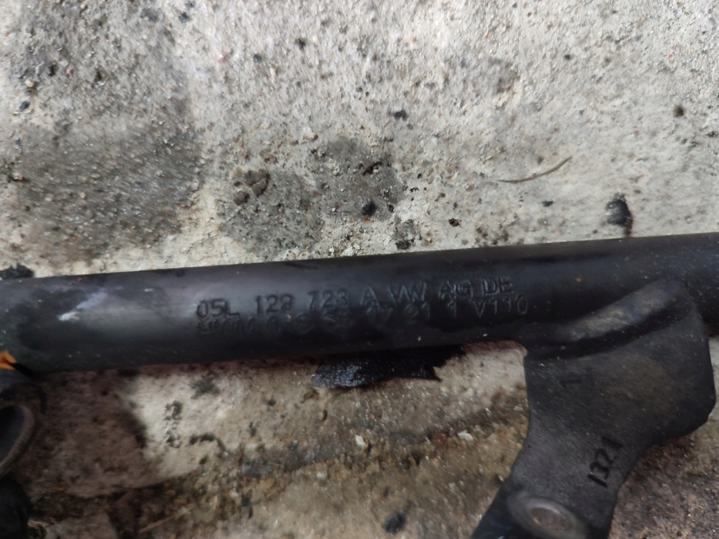console header pipe AUDI A6 C8 4K 2.0TDI 05L129723A