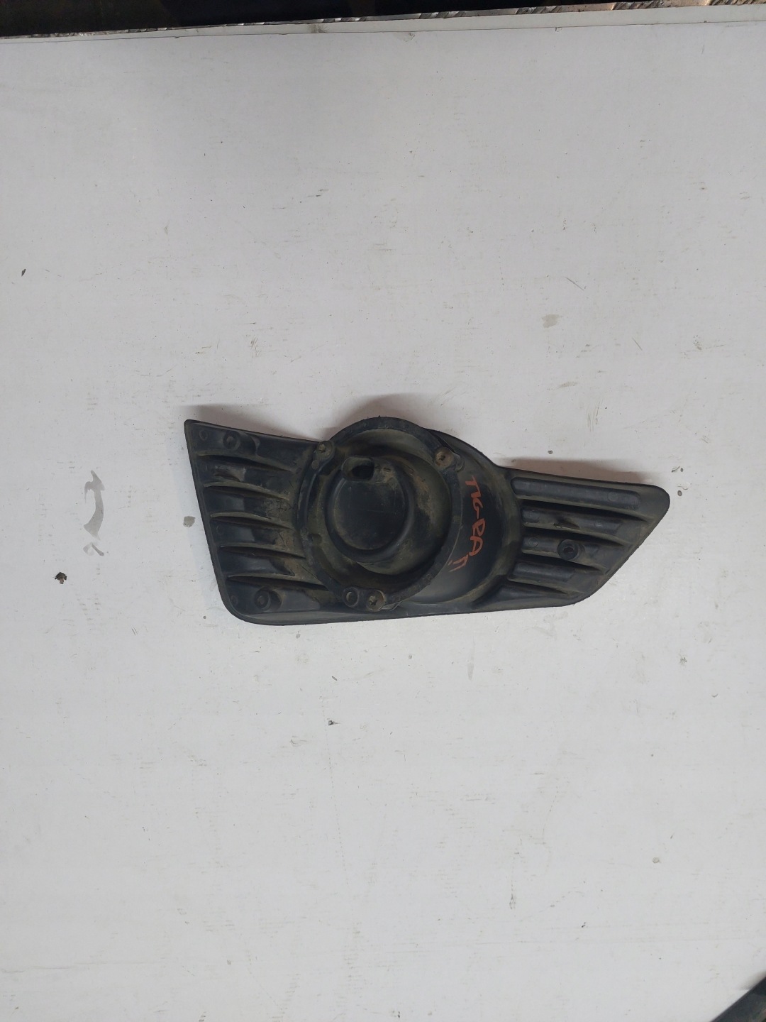 grid of a bumper spoiler right front OPEL TIGRA B