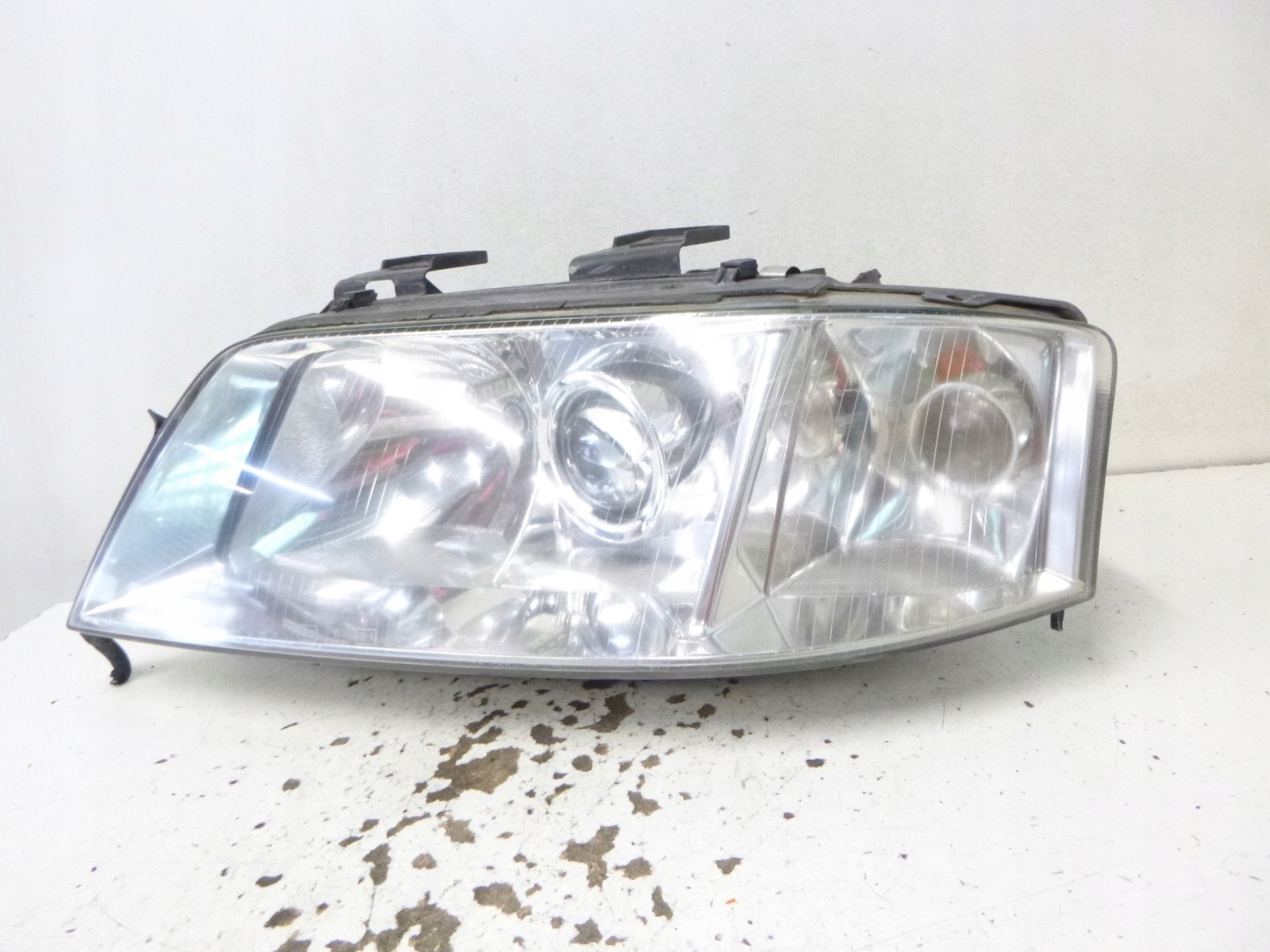 light front left Audi A6 C5 Xenon 2000r. HELLA