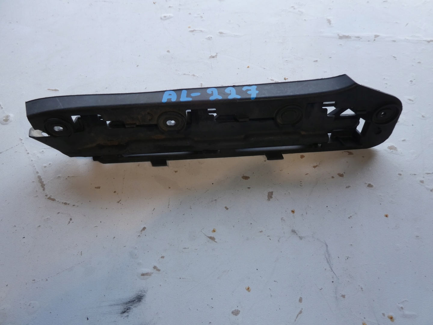 VW TOURAN and 03R bumper bracket front 1T0807935