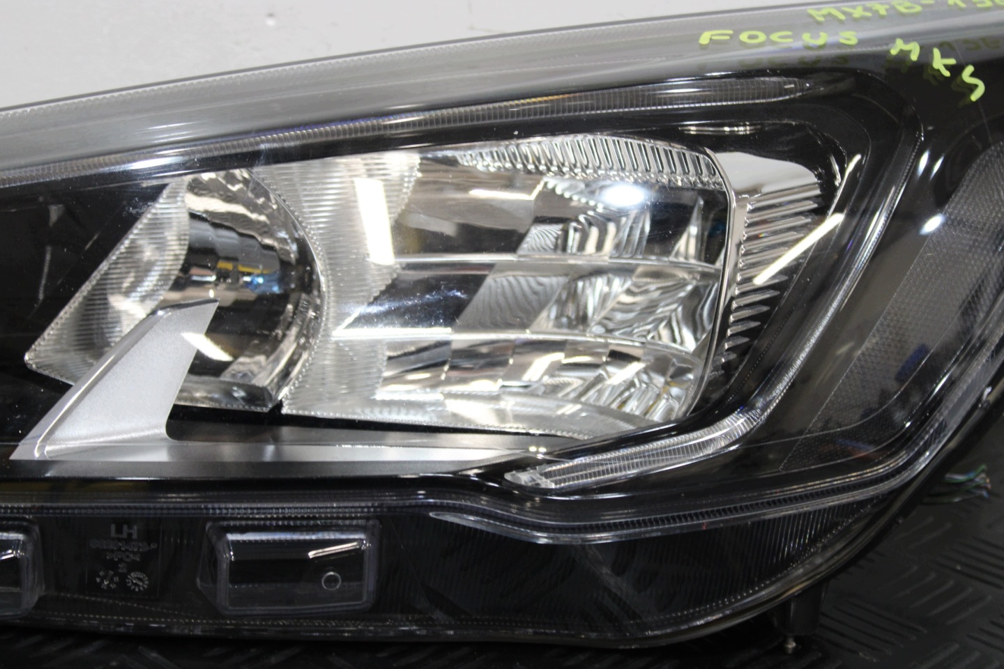 light left front MX7B-12E015-CC FORD FOCUS MK4 KOMBI ST-LINE