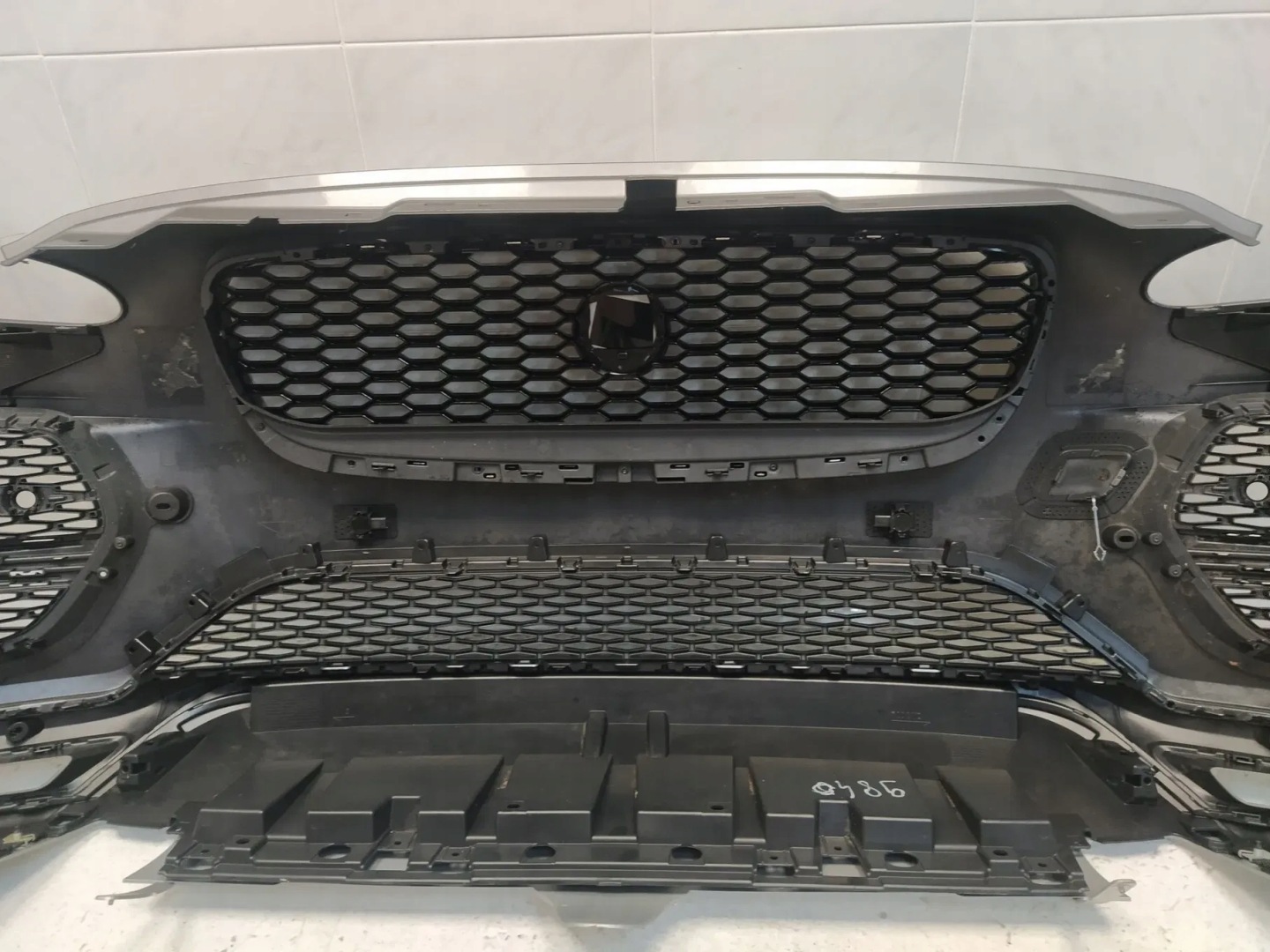 JAGUAR E-PACE X540 LIFT bumper front front 4XPDC RADAR grill logo