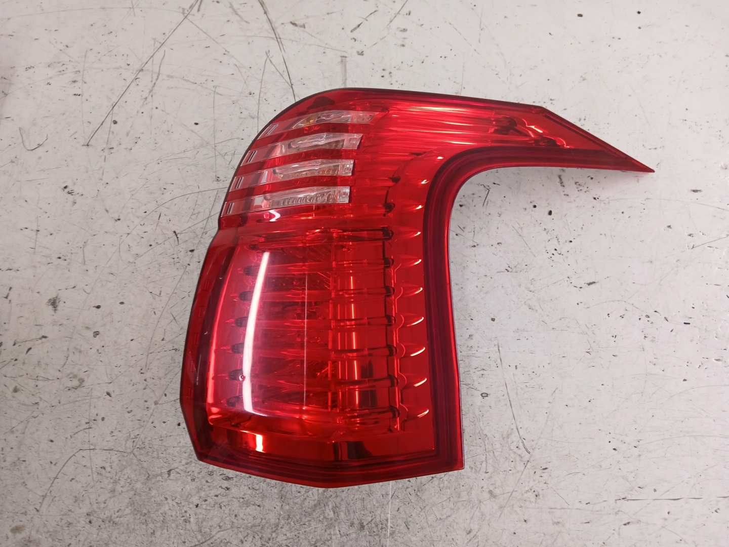 PEUGEOT 5008 and light right rear part