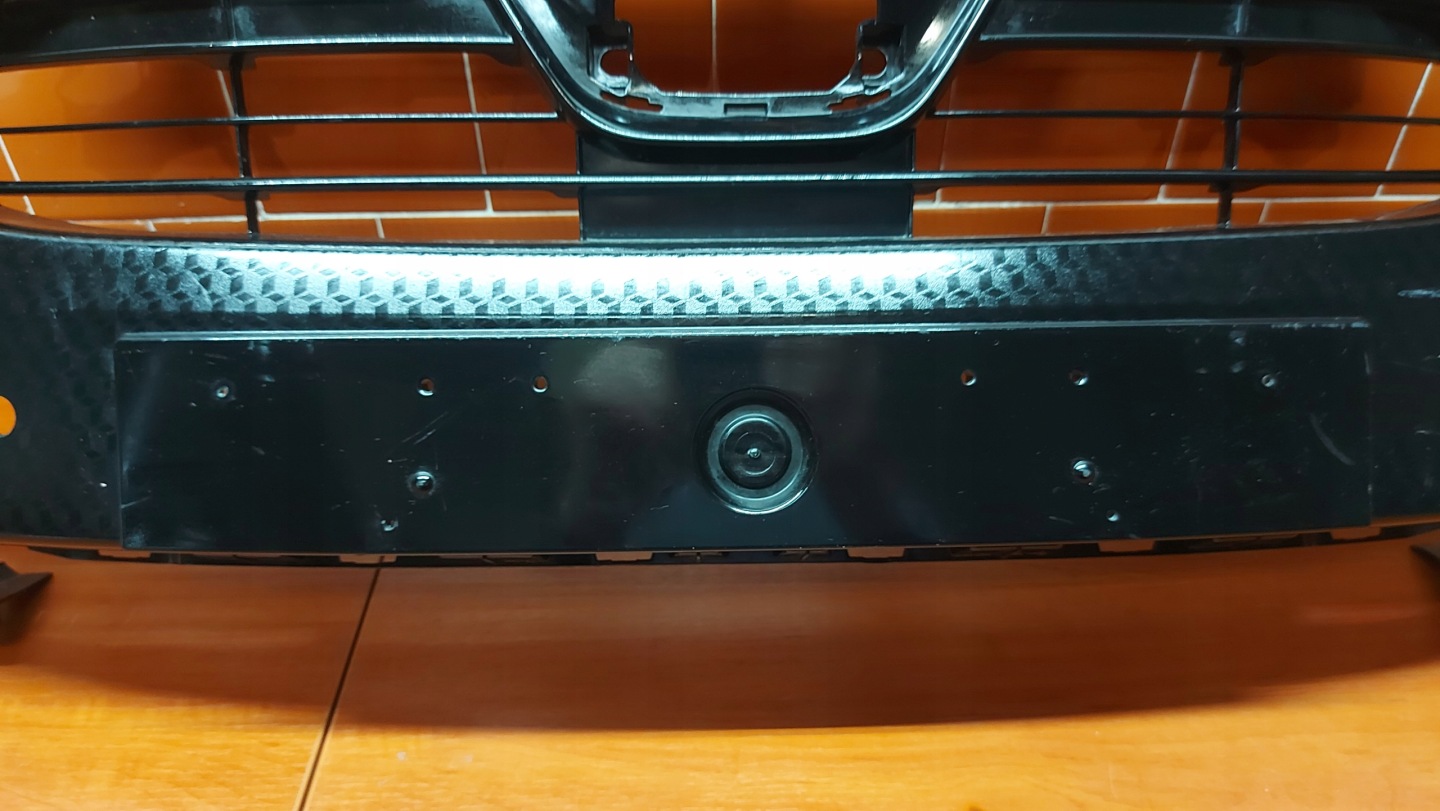 grid of a bumper central front front TOYOTA YARIS IV 20