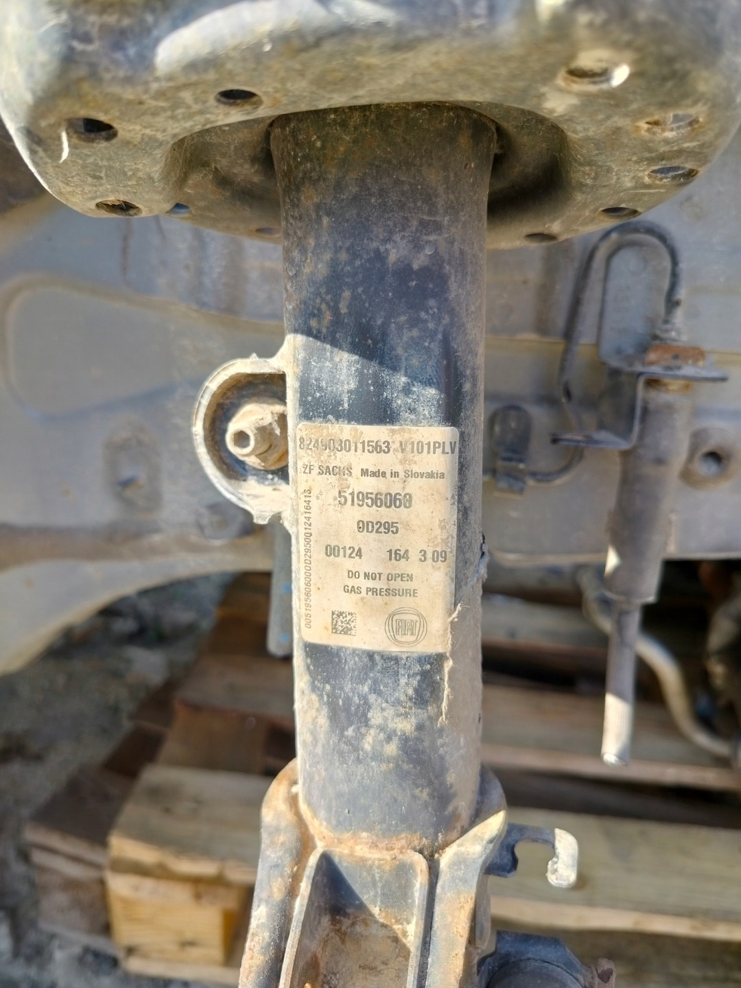 Fiat 500L 51956060 shock absorber MCPERSON right front