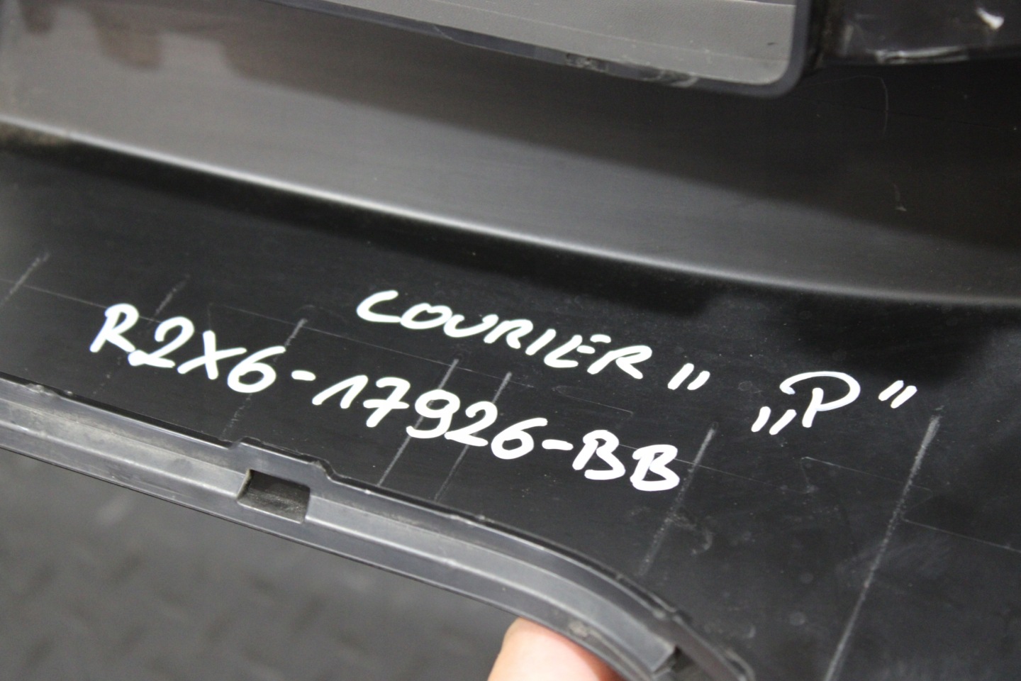 Moulage Unité d’angle Pare choc Droite Arrière FORD TRANSIT COURIER MK2 2024